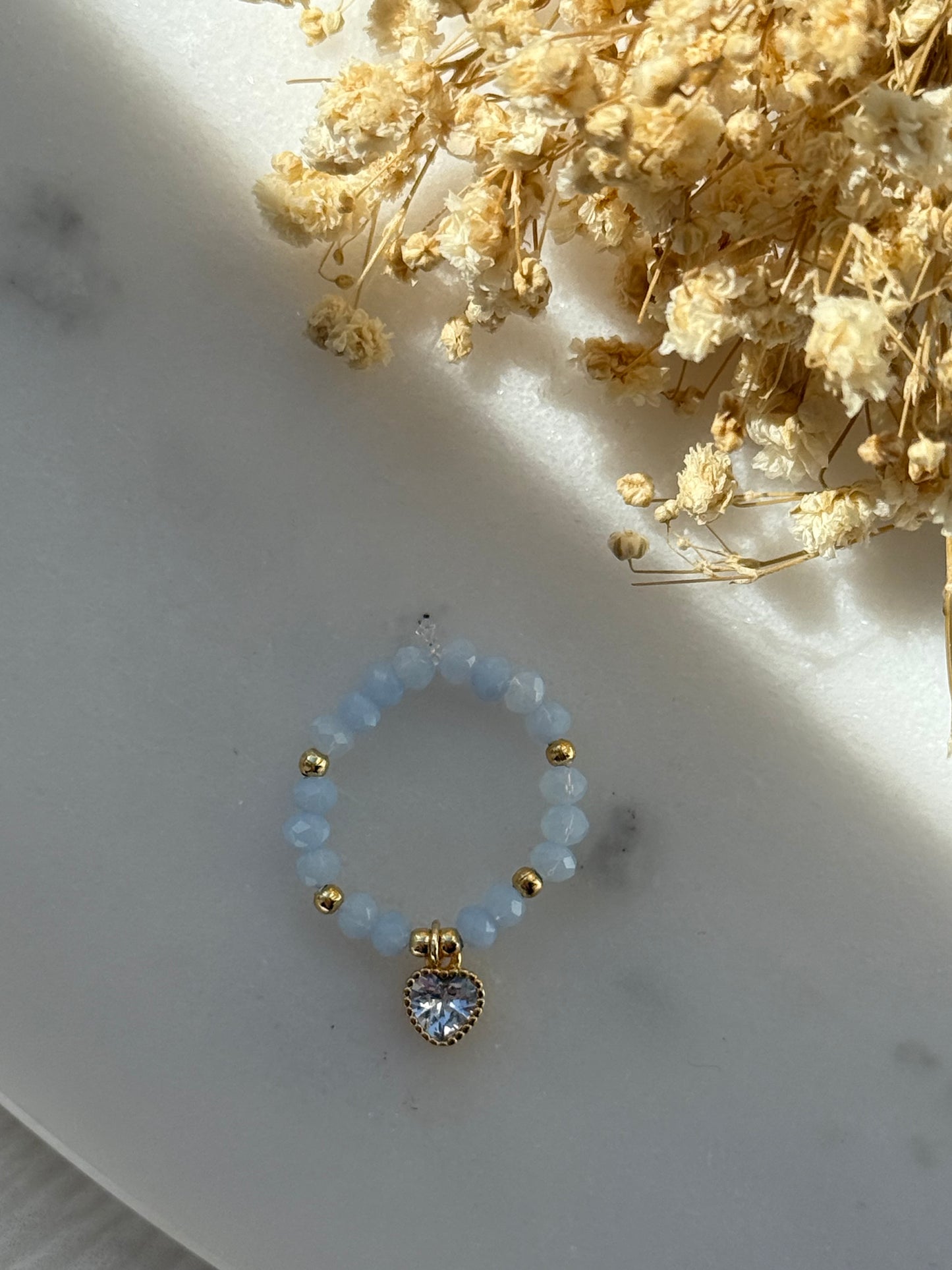 Perlenring mit Blauen Kristallperlen, goldenen Perlen + Herz Anhänger - 2225