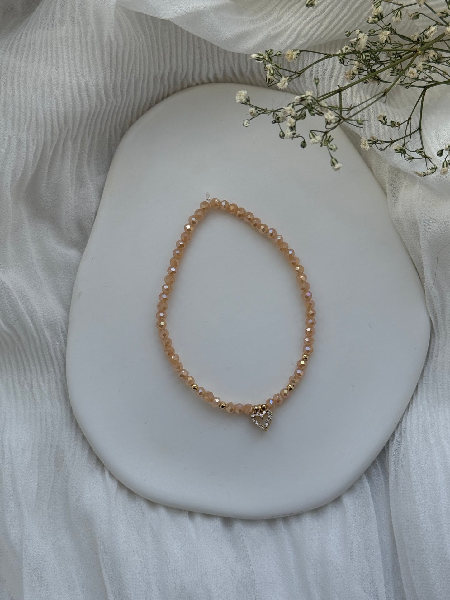 Perlenarmband mit Beigen Kristallperlen und Goldenen Perlen + Herz Anhänger - 2092