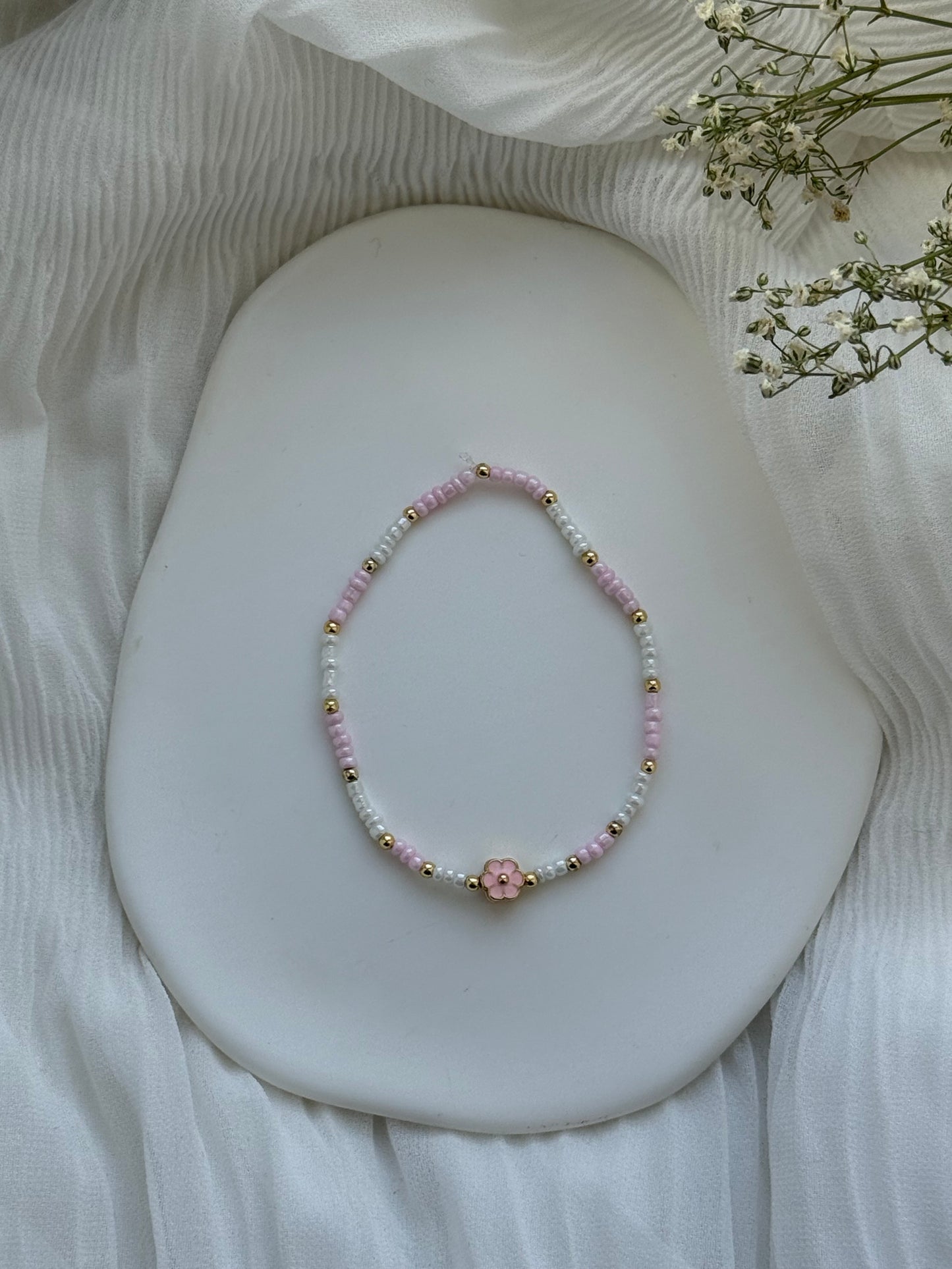 Perlenarmband mit Weißen und Rosanen Perlen, + Goldenen Perlen + Blumen Anhänger - 2127
