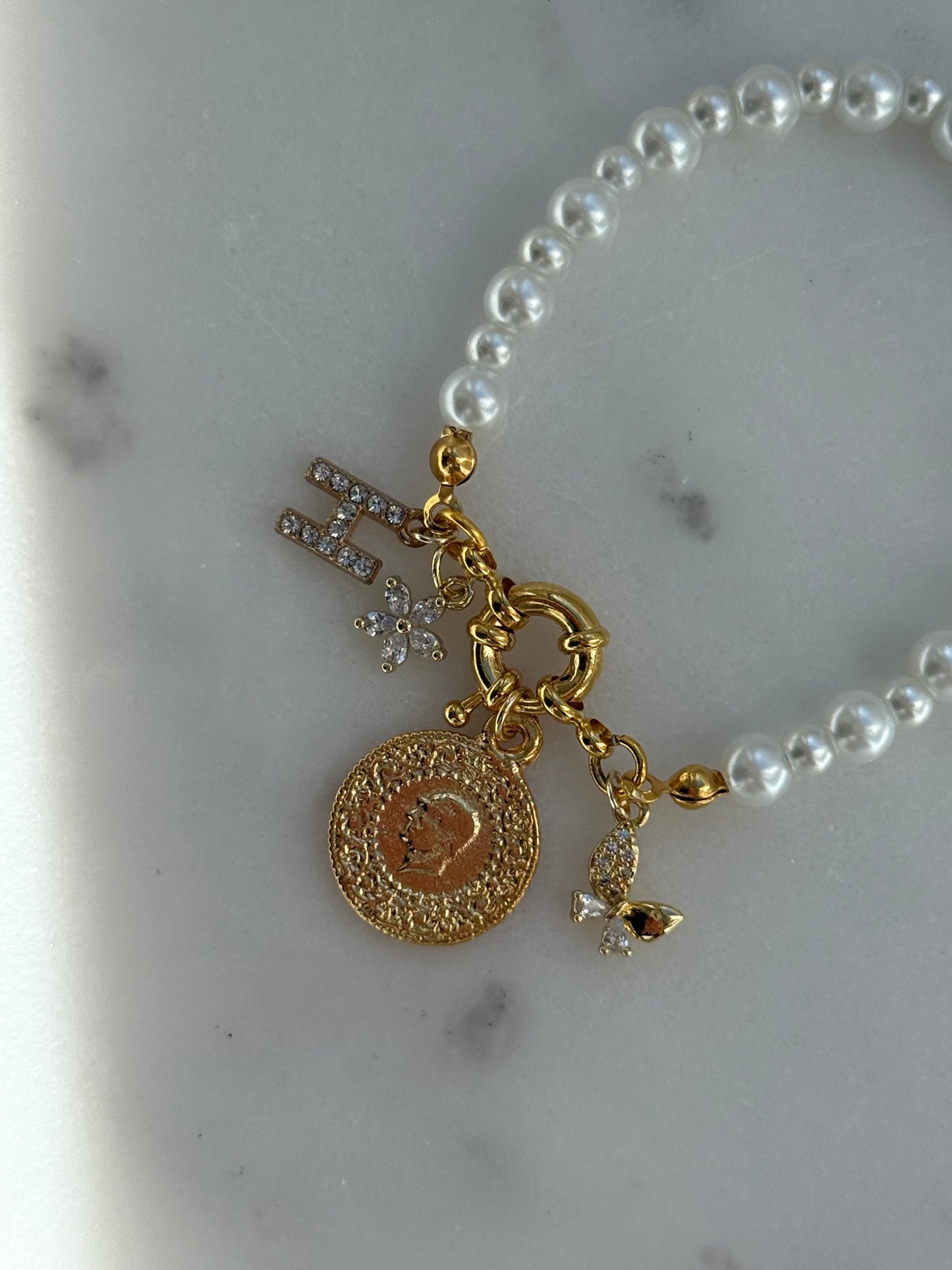 Perlenarmband personalisiert mit Weißen Glasperlen + Blumen und Schmetterling Anhänger- 2184