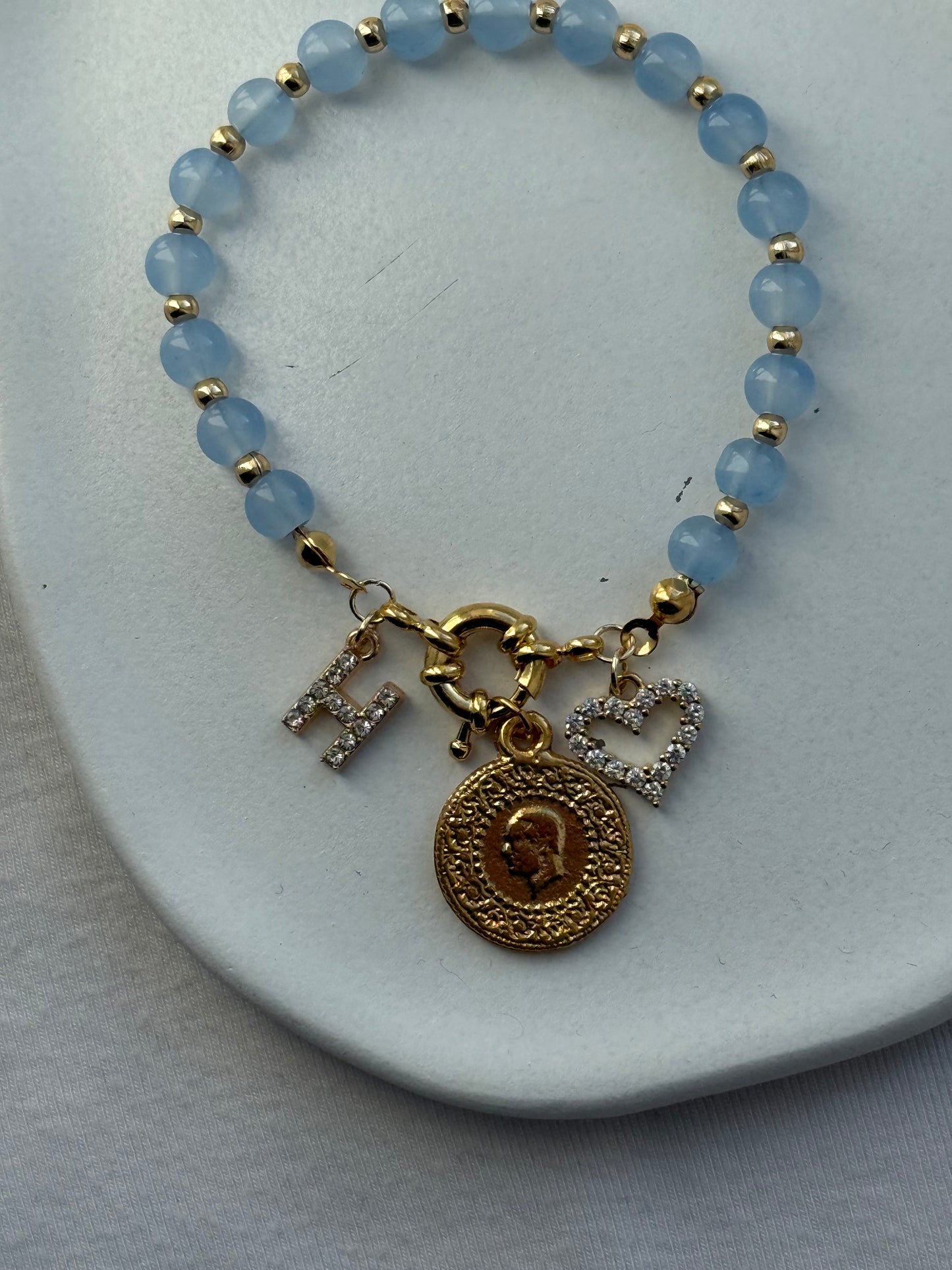 Perlenarmband personalisiert mit Blauen Glasperlen und Goldenen Perlen + Herz Anhänger - 2087