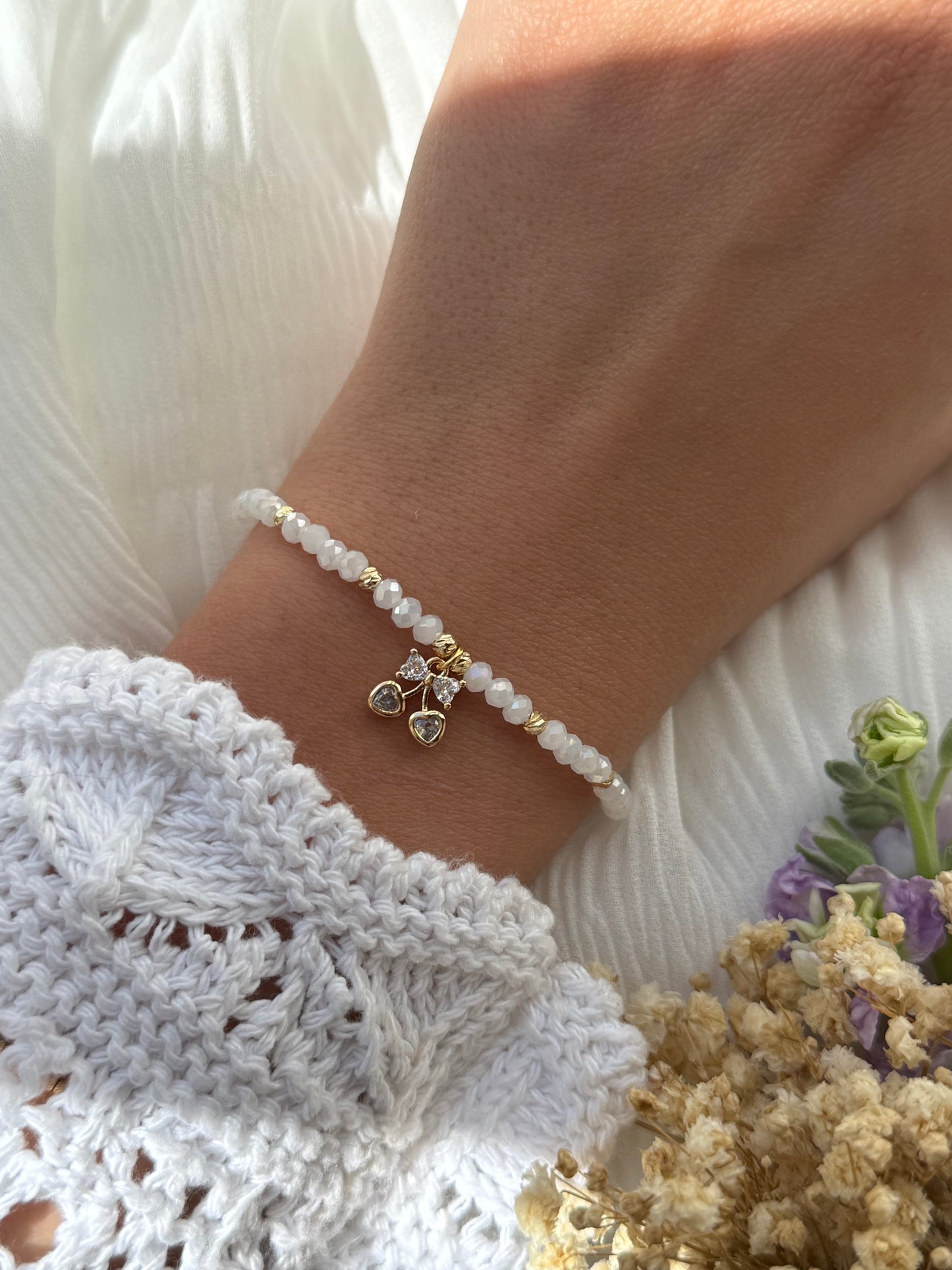 Perlenarmband mit Weißen Kristallperlen, Goldenen Perlen + Kirschen Anhänger - 2266