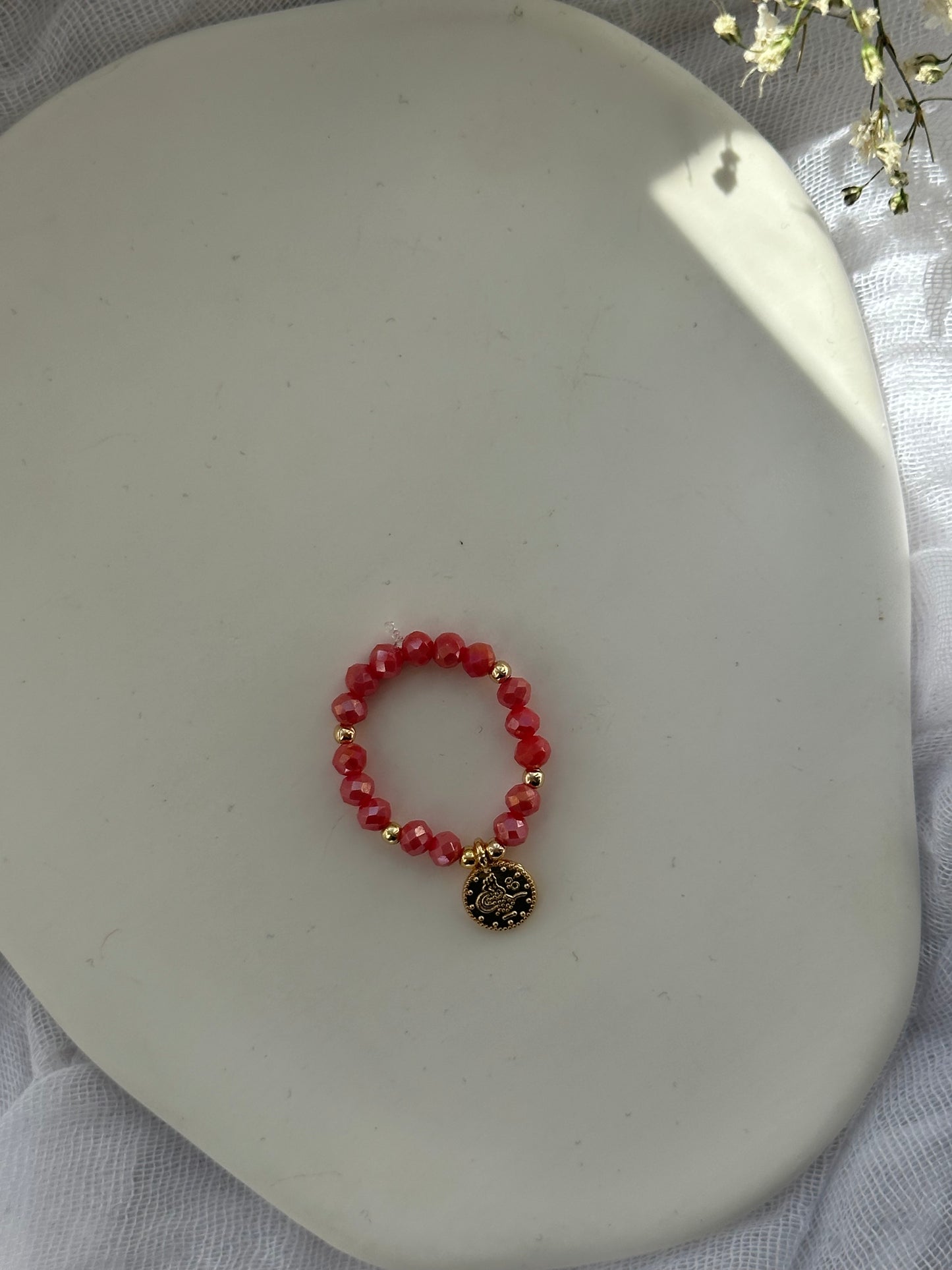 Perlenring mit Kristallperlen und goldenen Details + Taler Anhänger - 10793