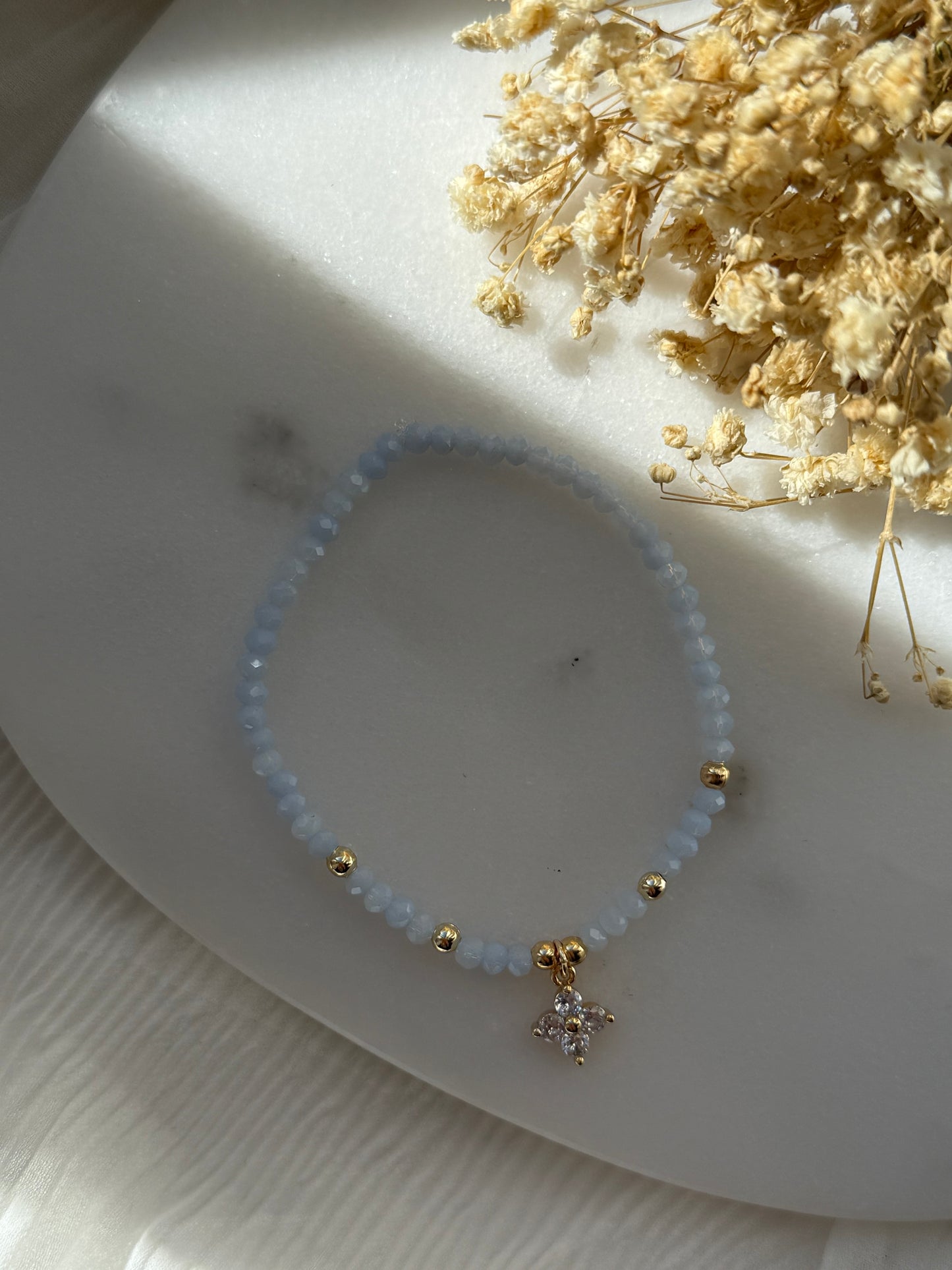 Perlenarmband mit Blauen Kristallperlen und Goldenen Perlen + Kleeblatt Anhänger - 2254