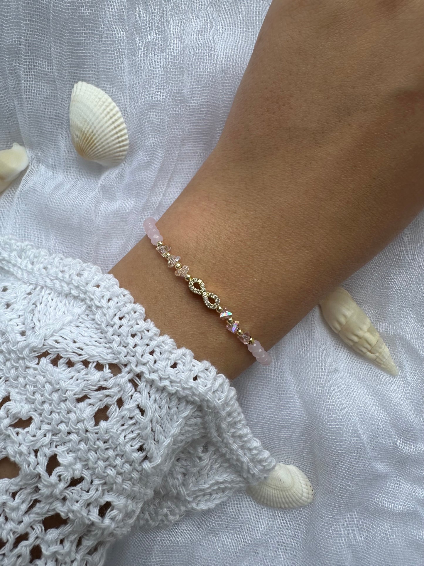 Perlenarmband mit Rosa Kristallperlen und Unendlichkeits Anhänger - 10455