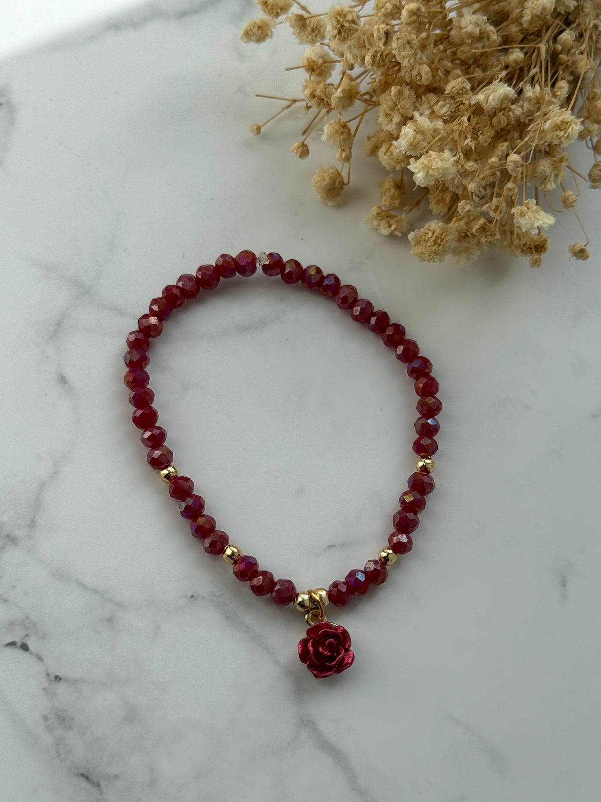Perlenarmband mit Roten Kristallperlen und Goldenen Perlen + Rosen Anhänger - 2368