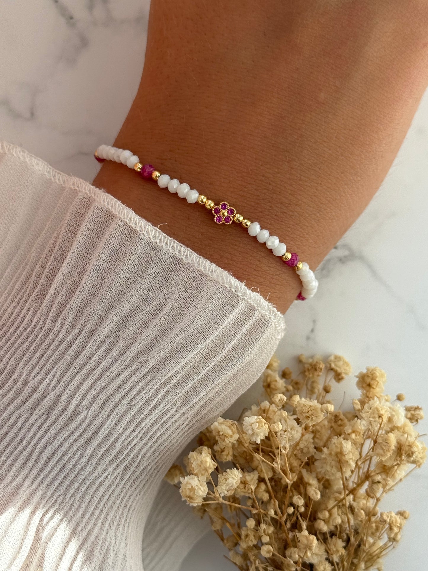 Perlenarmband mit Weißen Perlen, Pinken Kristallperlen + Goldenen Perlen + Blumen Anhänger - 2310