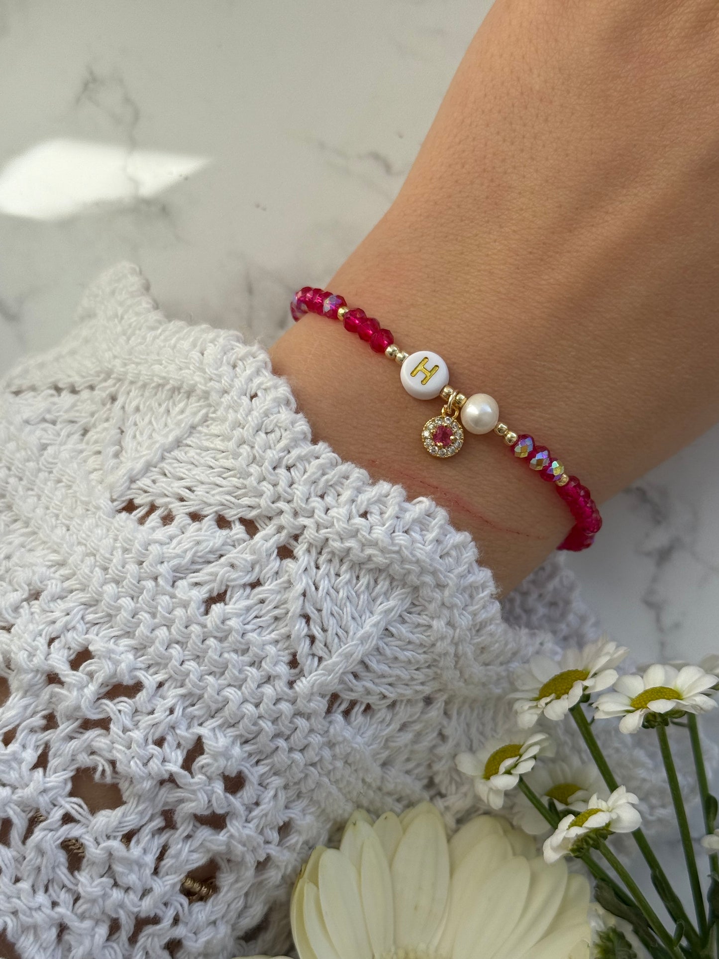Perlenarmband mit Roten Kristallperlen und Goldenen Perlen + Zirkonia, Buchstaben Anhänger - 2024