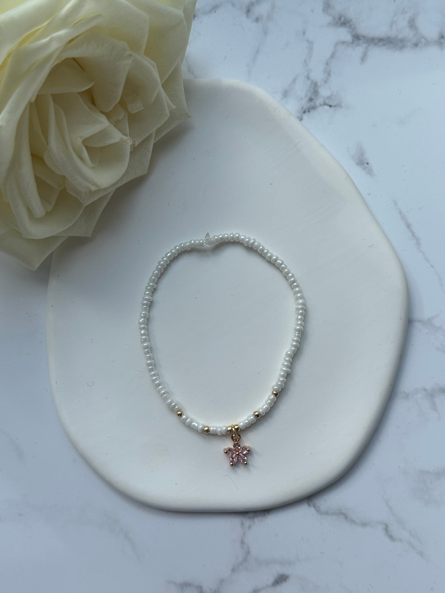 Perlenarmband mit Weißen und  Goldenen Perlen + Blumen Anhänger - 10896
