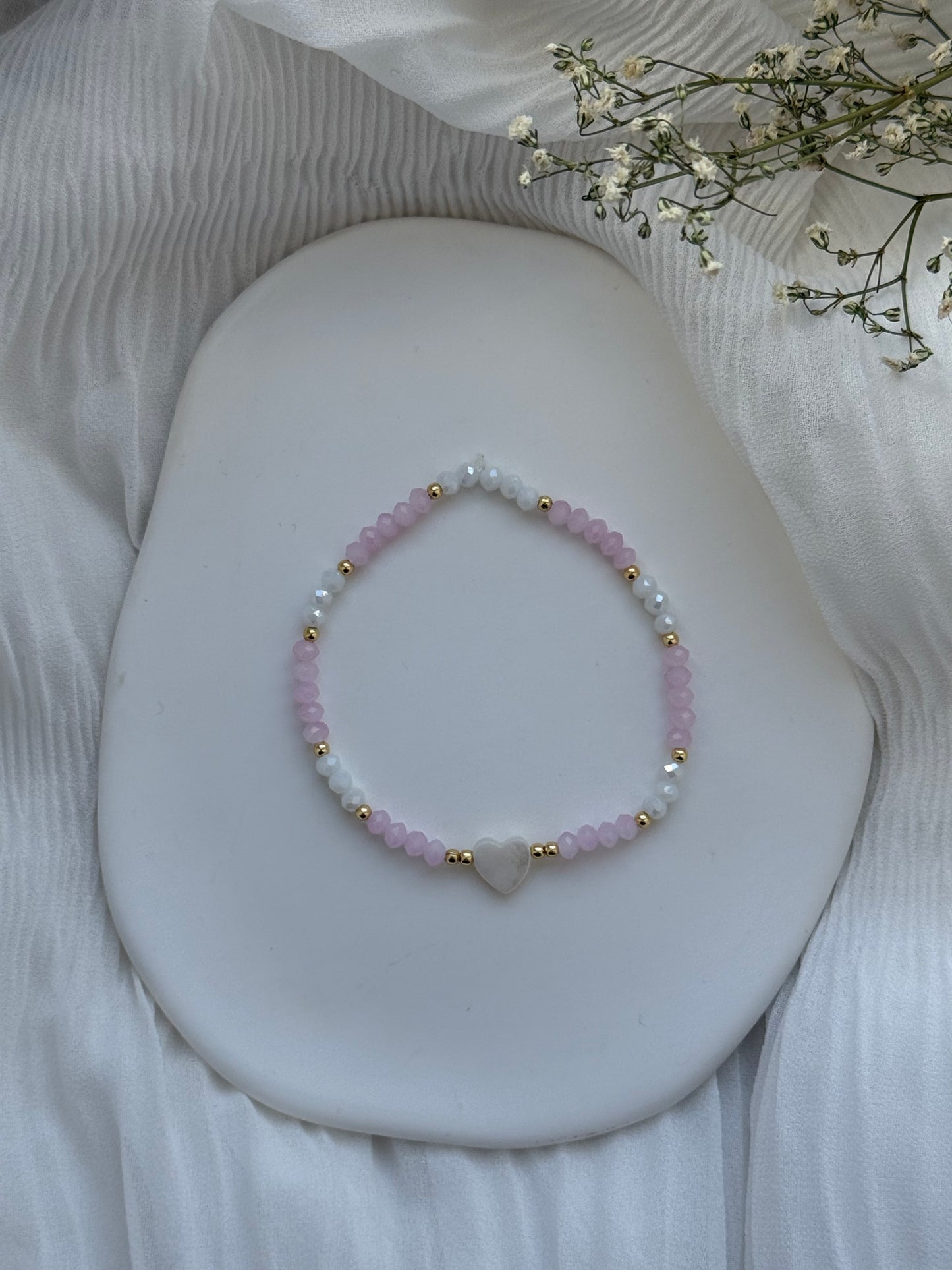 Perlenarmband mit Rosa, Weißen Kristallperlen + Goldenen Perlen + Perlmutt Herz - 2094