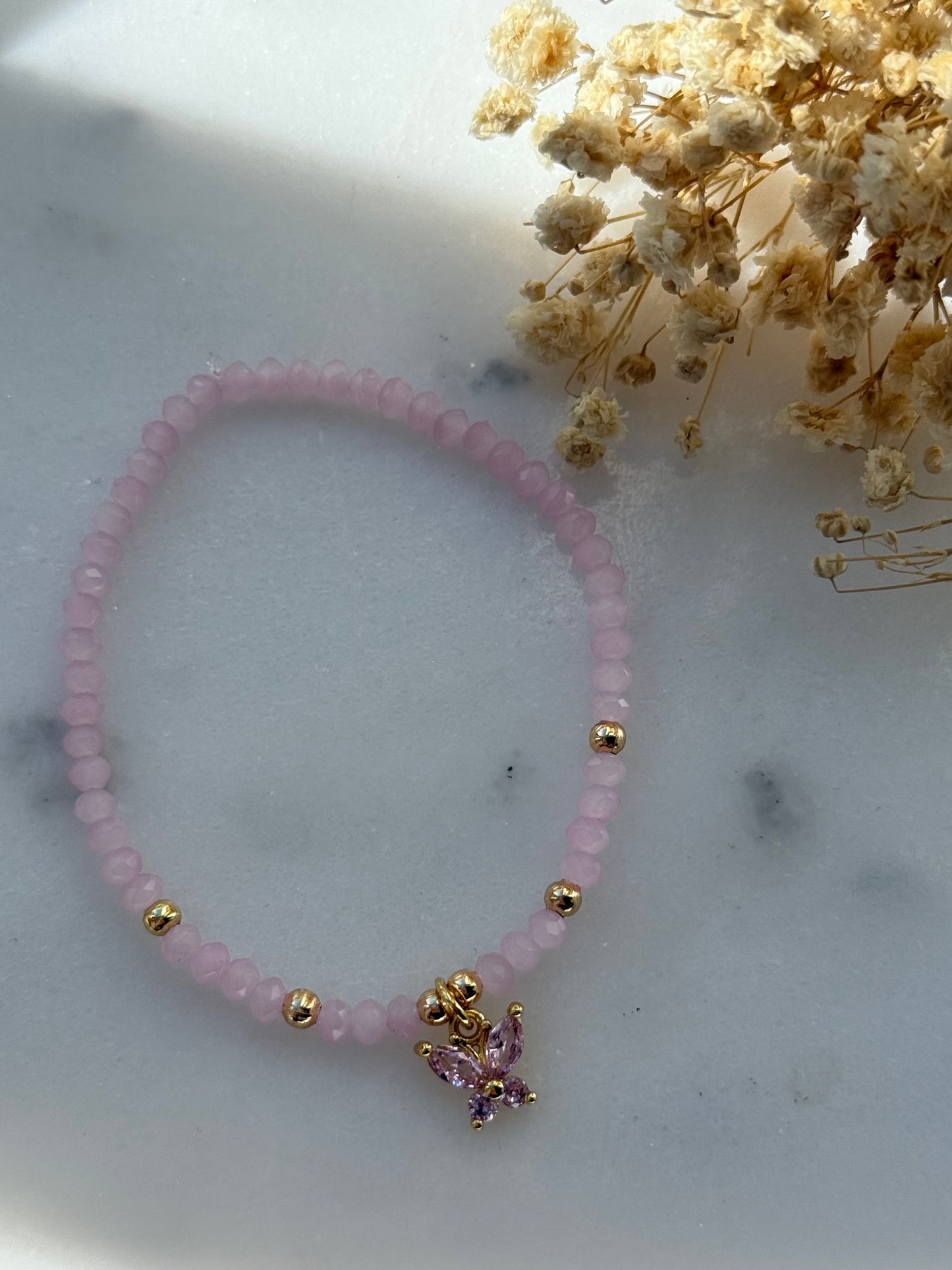 Perlenarmband mit Rosa Kristallperlen und Goldenen Perlen + Schmetterling Anhänger - 2246
