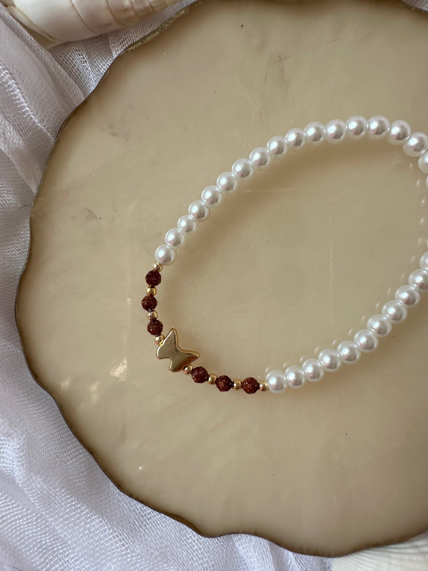 Perlenarmband Weiß mit Braunen Glitzer Natursteinen und Schmetterling  Anhänger - 10374