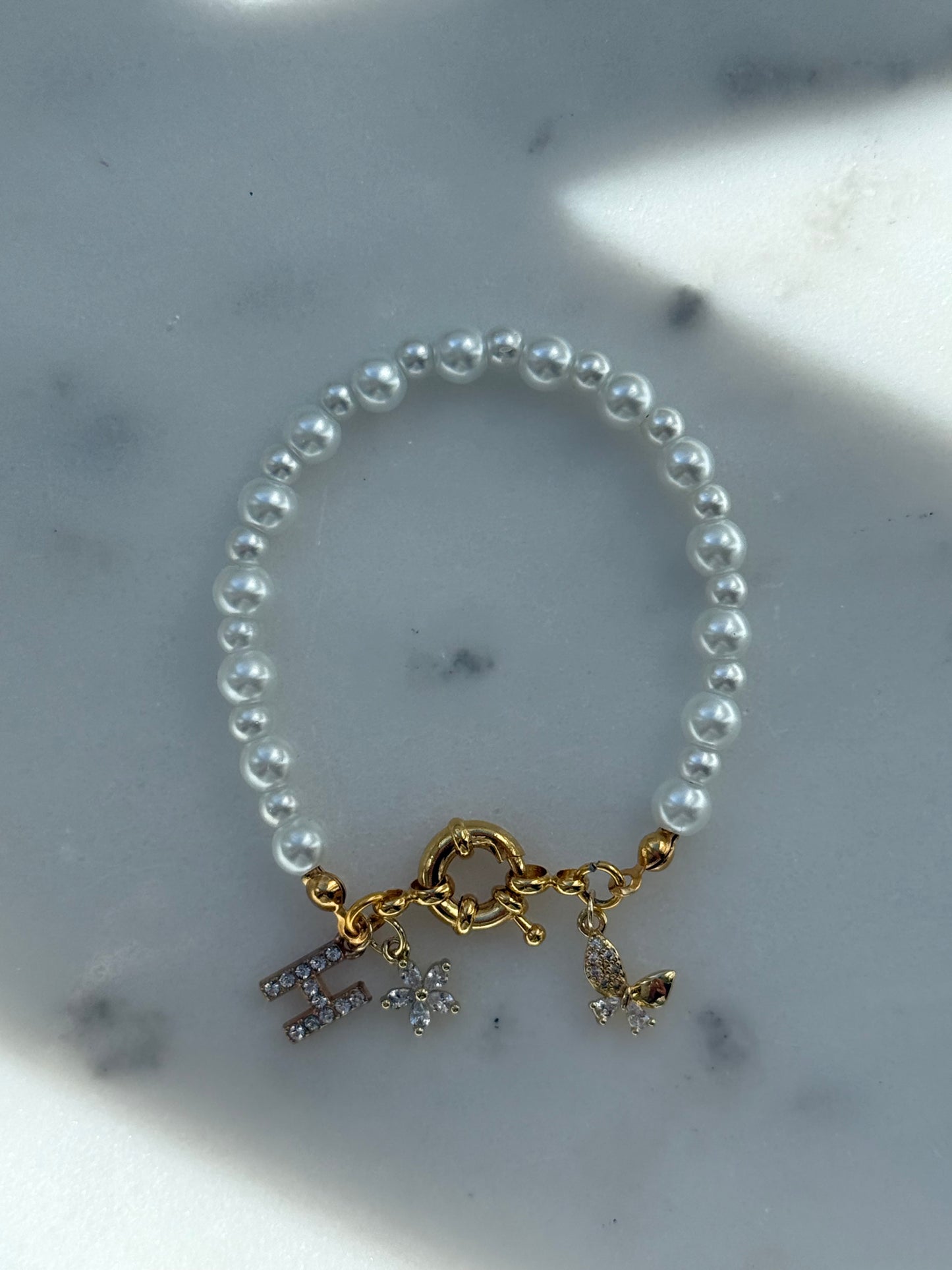 Perlenarmband personalisiert mit Weißen Glasperlen + Blumen und Schmetterling Anhänger- 2184