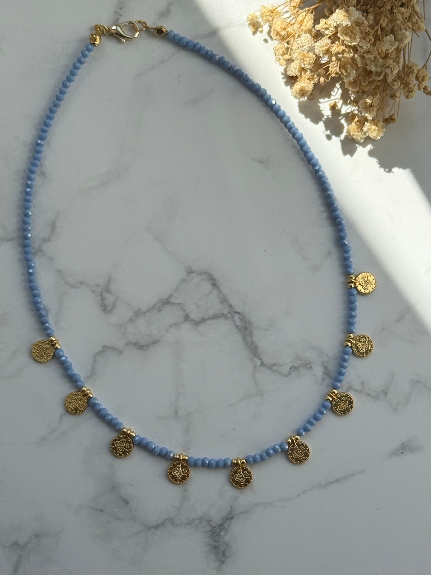 Perlenkette Blauen Kristallperlen + Goldene Taler Anhänger - 2342