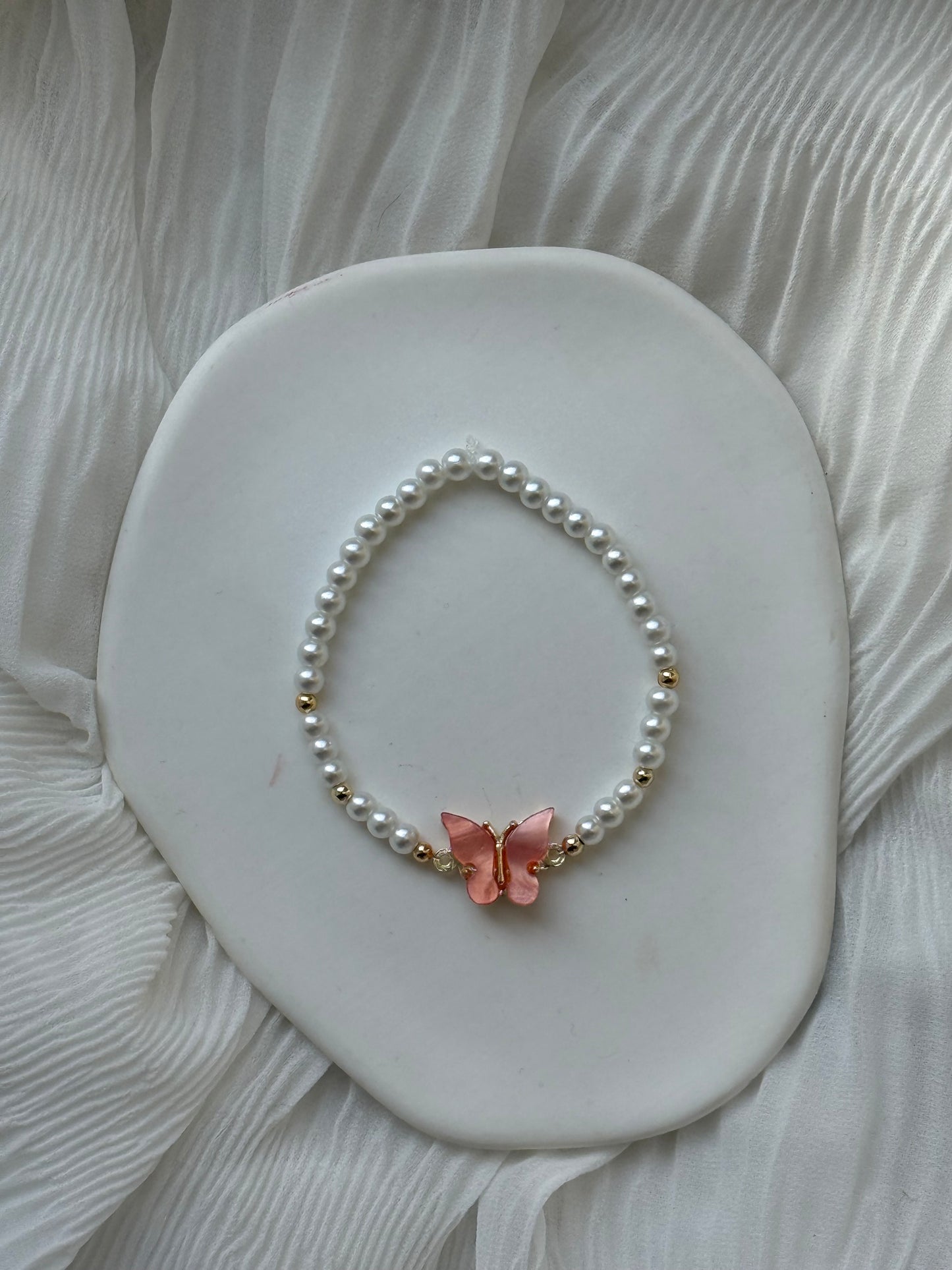 Perlenarmband mit Weißen Glasperlen,Goldenen Perlen + Schmetterling Anhänger - 111223