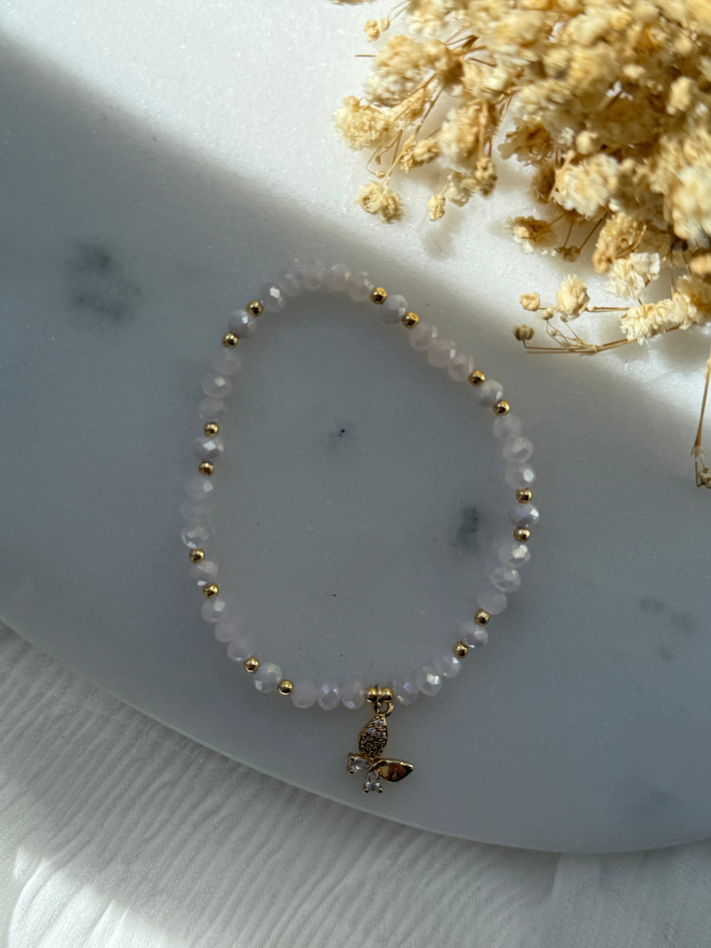 Perlenarmband mit Rosa und Weißen Kristallperlen, Goldenen Perlen + Schmetterling Anhänger - 2230