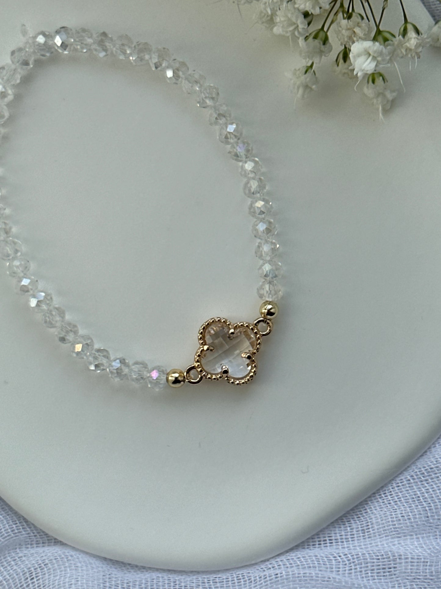 Perlenarmband mit Durchsichtigen  Kristallperlen und Kleeblatt Anhänger - 10573