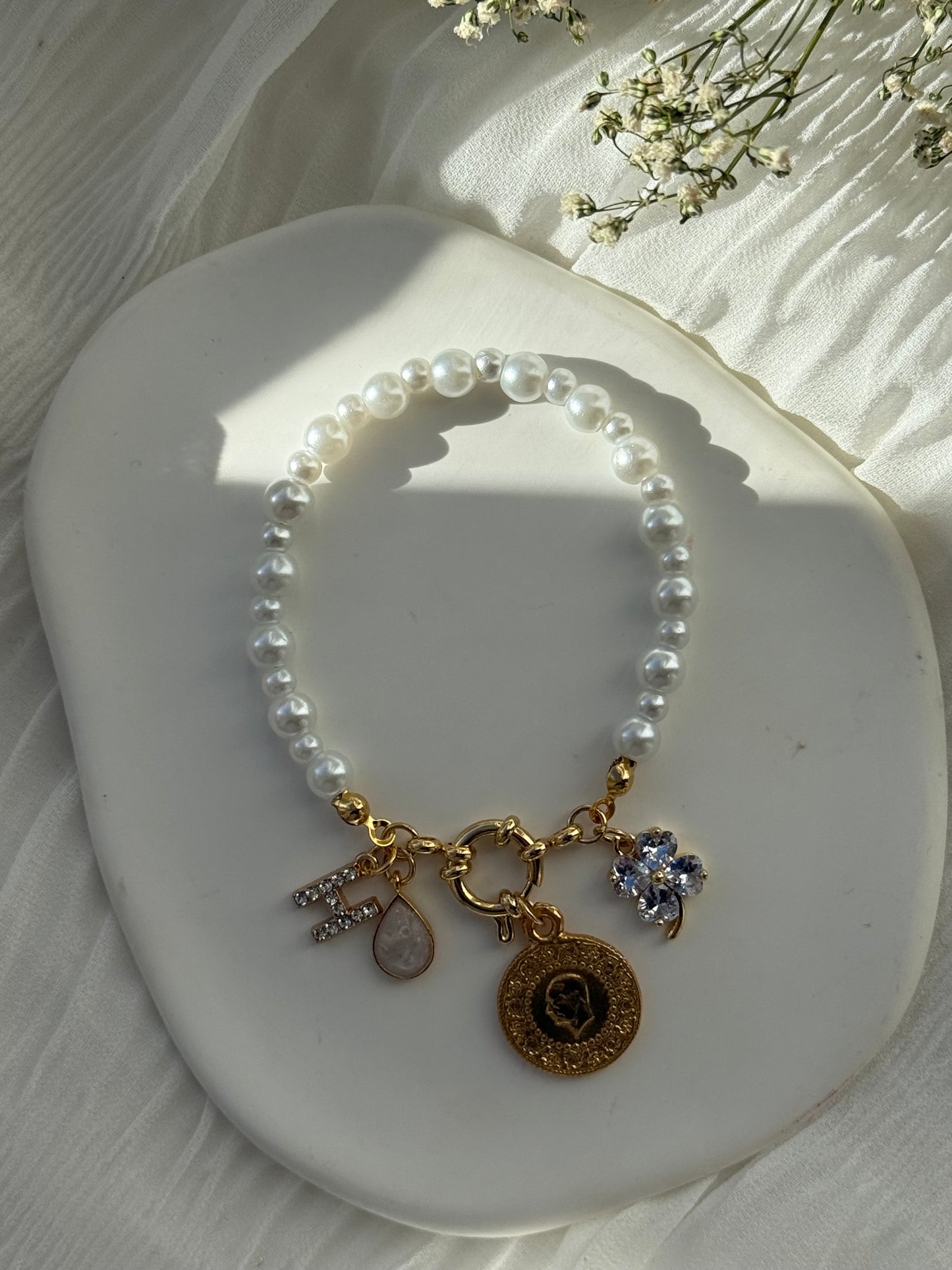 Perlenarmband personalisiert mit Weißen Glasperlen + Kleeblatt und Tropfen - 2166