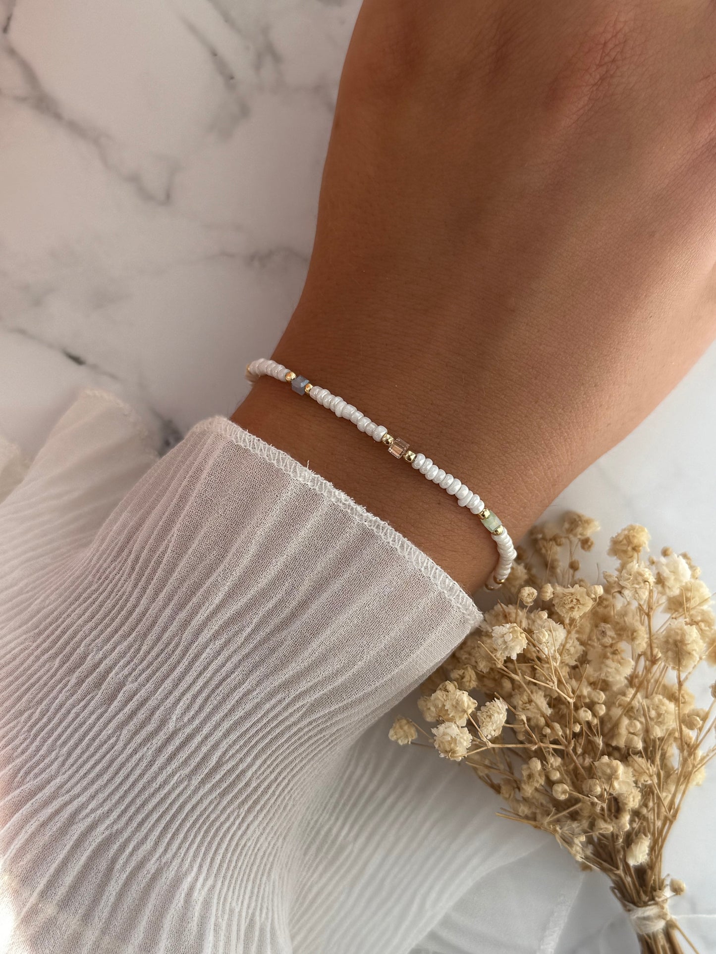 Perlenarmband mit Weißen Perlen , Bunten Kristallperlen, Goldenen Perlen - 2273