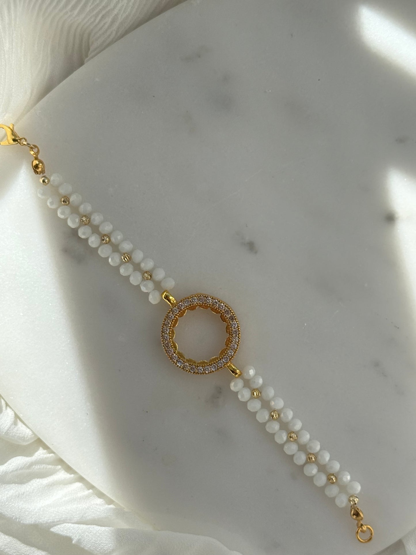 Perlenarmband mit Weißen Kristallperlen, Dorika Perlen und Rahmen - 2185