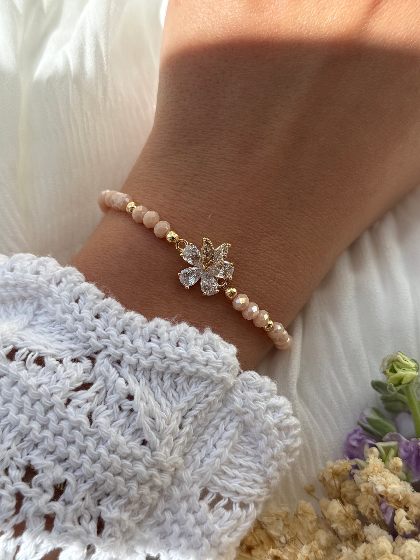 Perlenarmband mit Beigen Kristallperlen, Goldenen Perlen + Blumen/Schmetterling Anhänger - 2270
