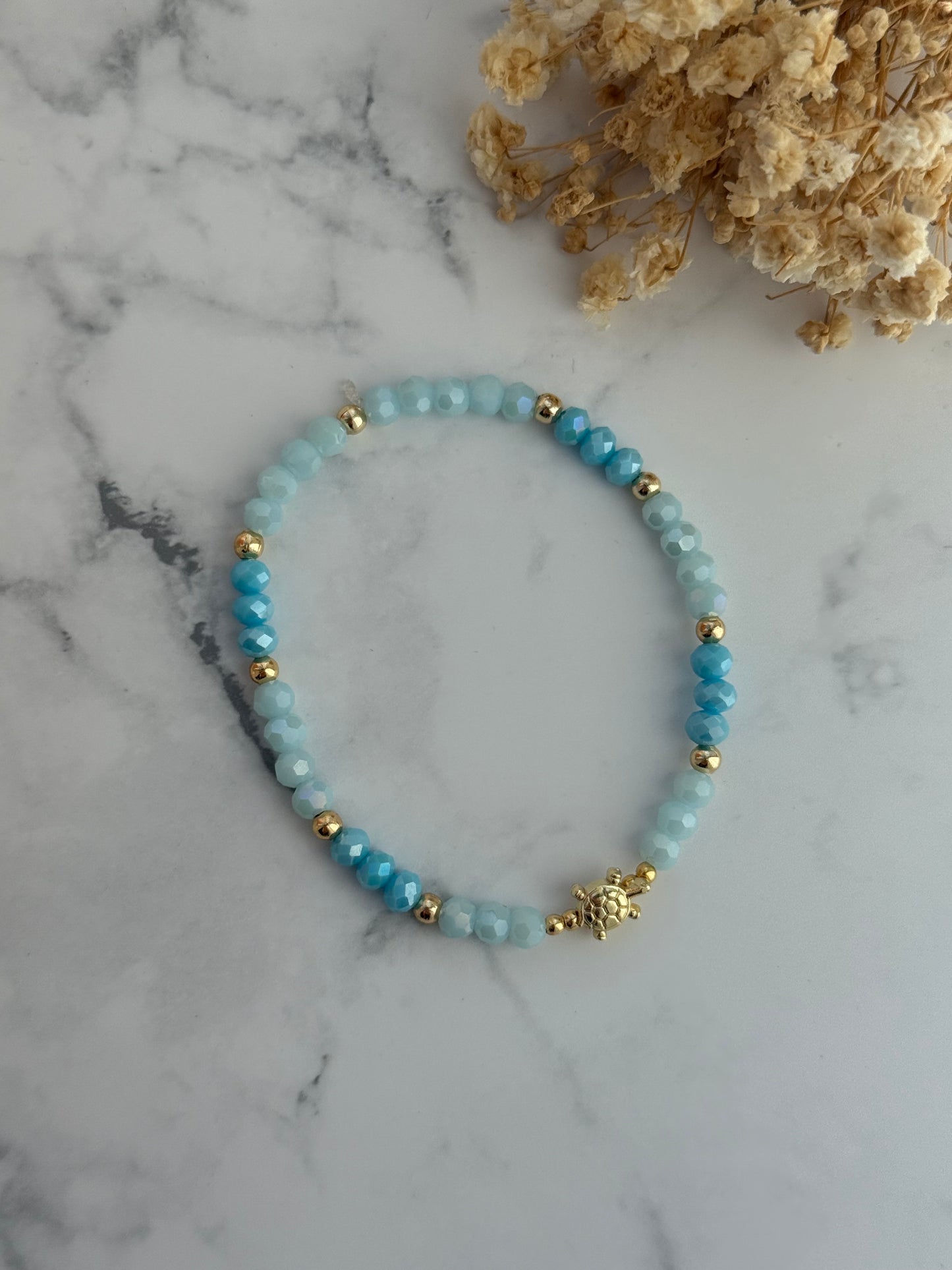 Perlenarmband mit Blauen Kristallperlen, Goldenen Perlen + Schildkröten Anhänger - 2302