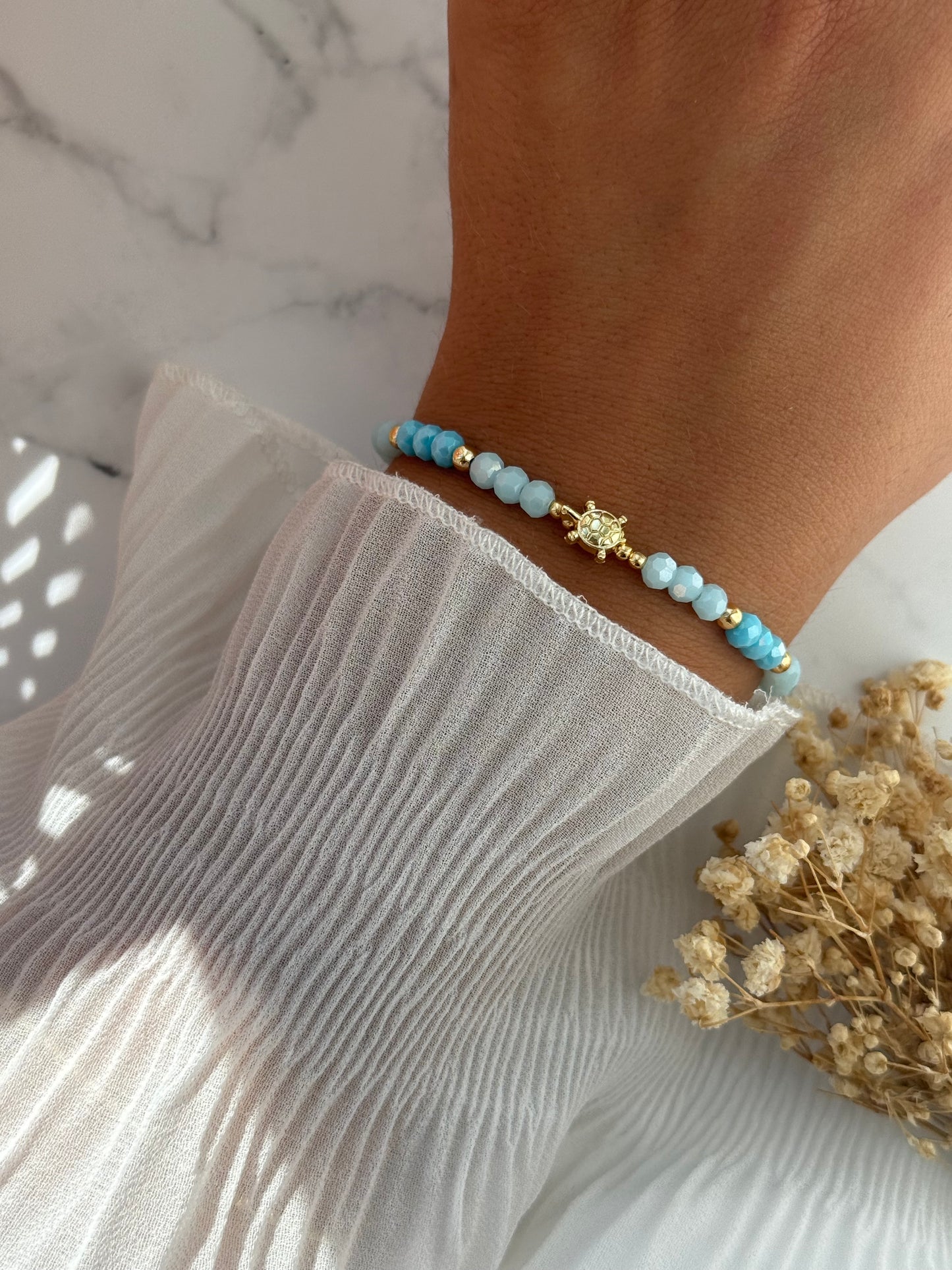 Perlenarmband mit Blauen Kristallperlen, Goldenen Perlen + Schildkröten Anhänger - 2302