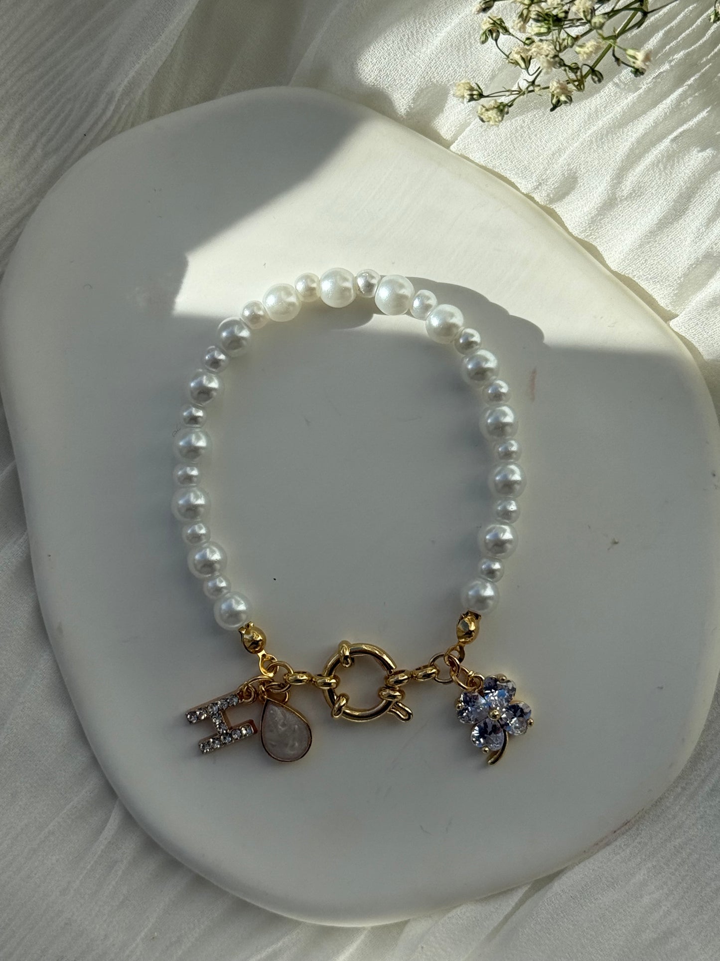 Perlenarmband personalisiert mit Weißen Glasperlen + Kleeblatt und Tropfen - 2166