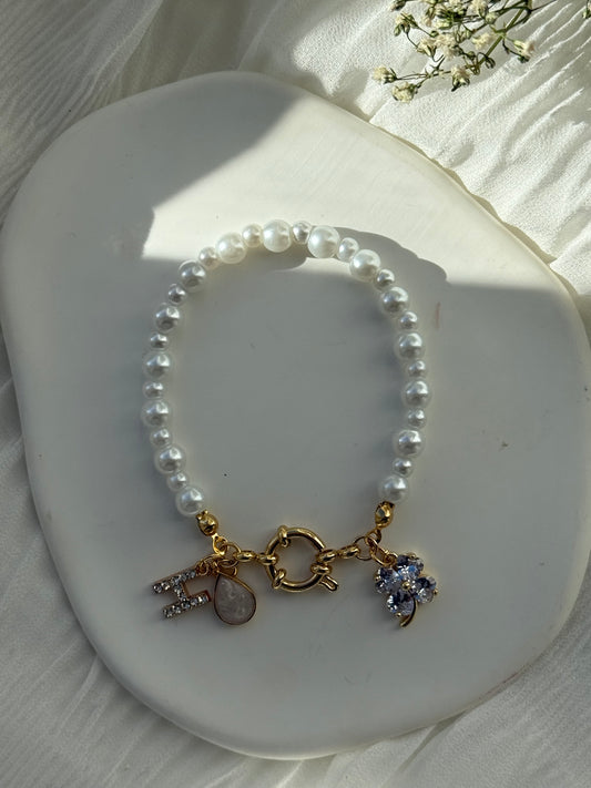 Perlenarmband personalisiert mit Weißen Glasperlen + Kleeblatt und Tropfen - 2166