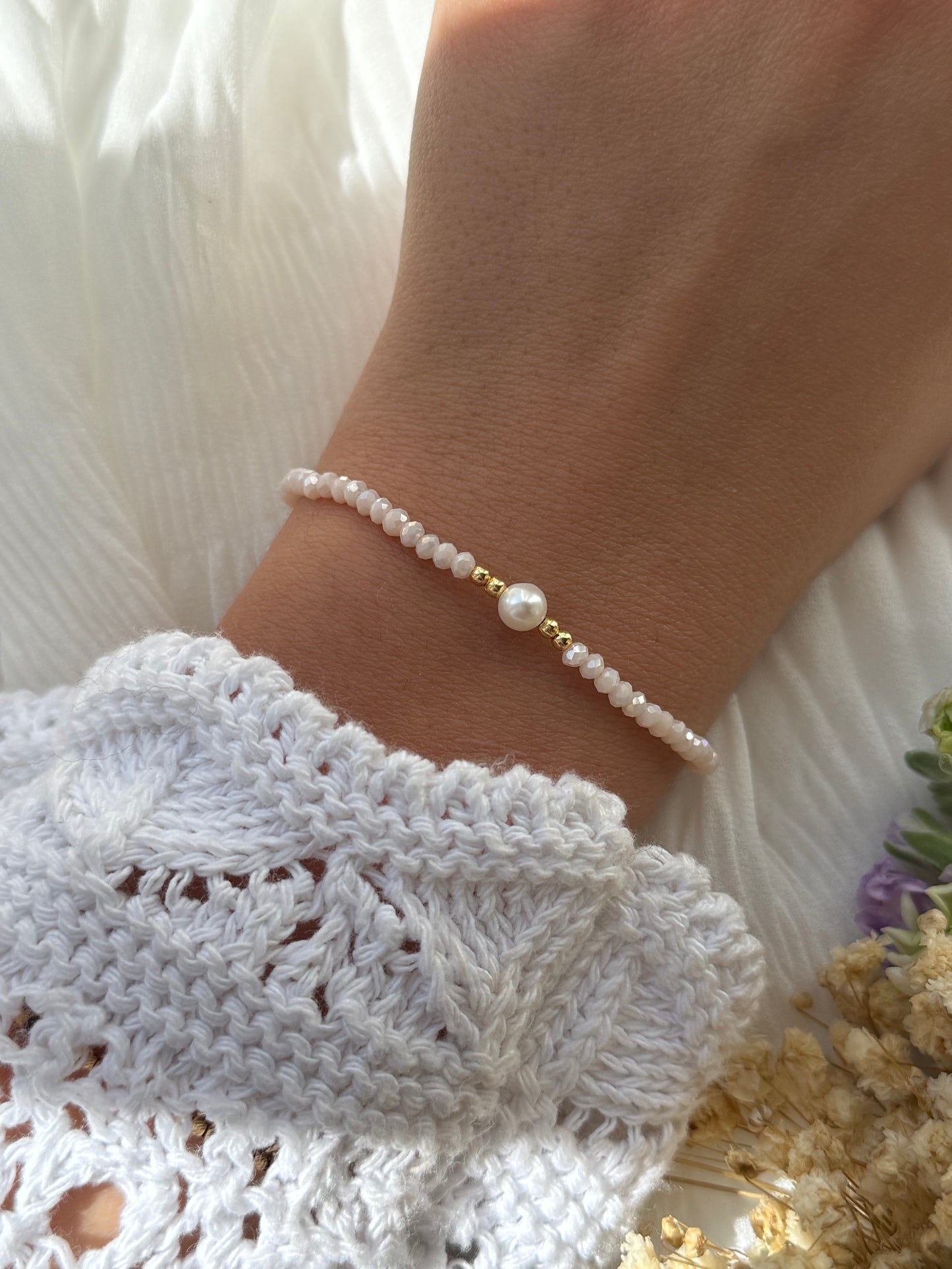 Perlenarmband mit Beigen Kristallperlen und Goldenen Perlen + Süßwasserperle - 2261