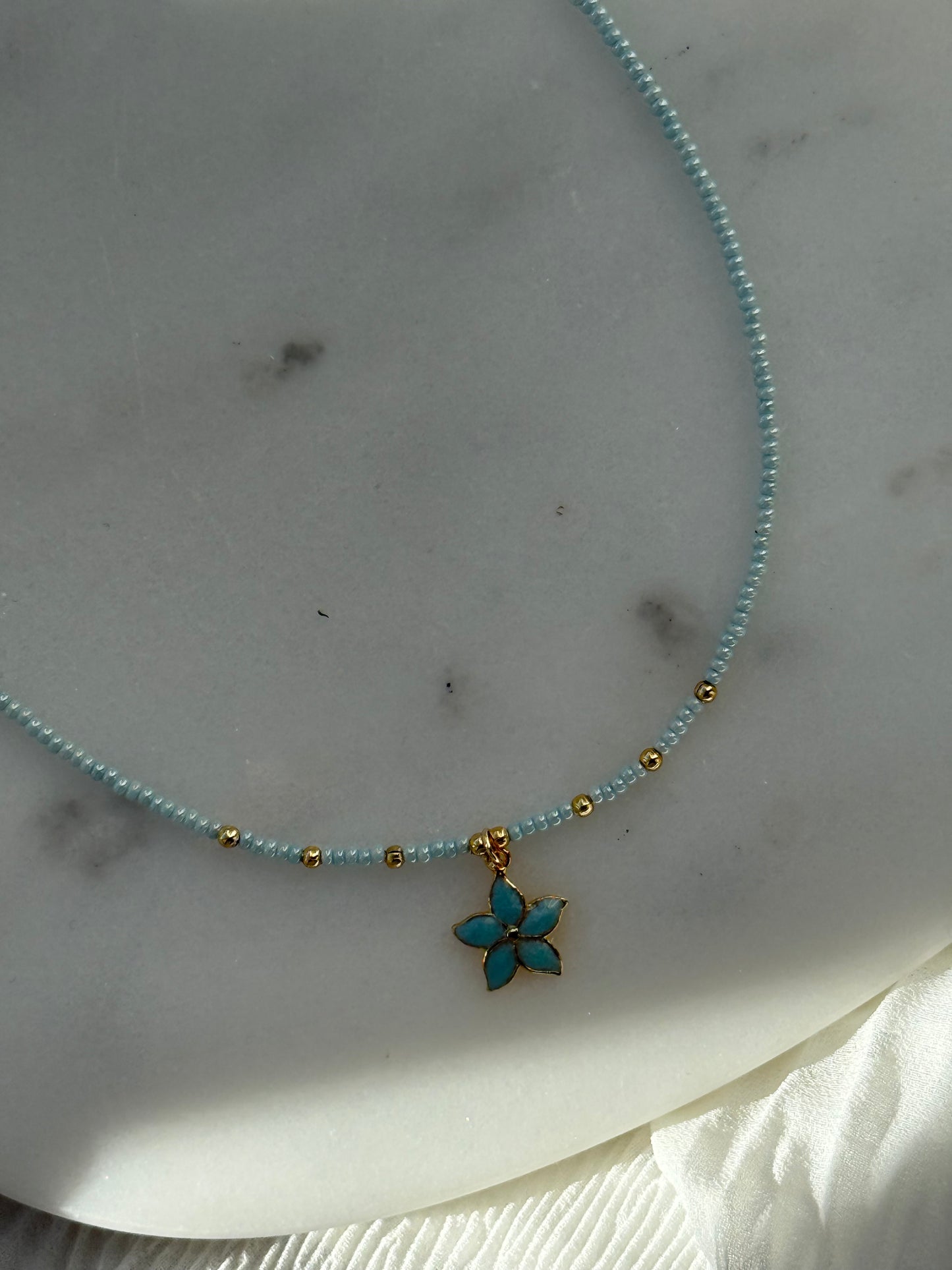 Perlenkette mit Blauen Perlen, Goldenen Perlen + Blumen Anhänger - 2155