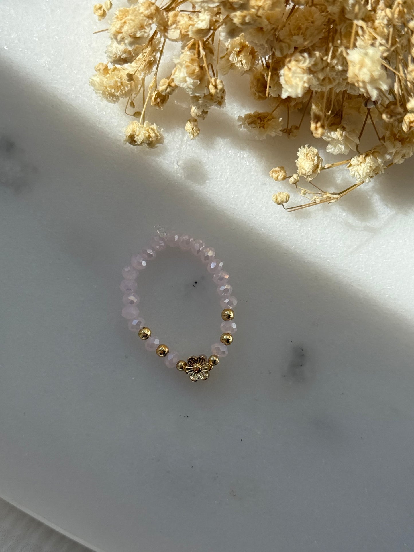 Perlenring mit Rosa Kristallperlen, goldenen Perlen + Blumen Anhänger - 2227