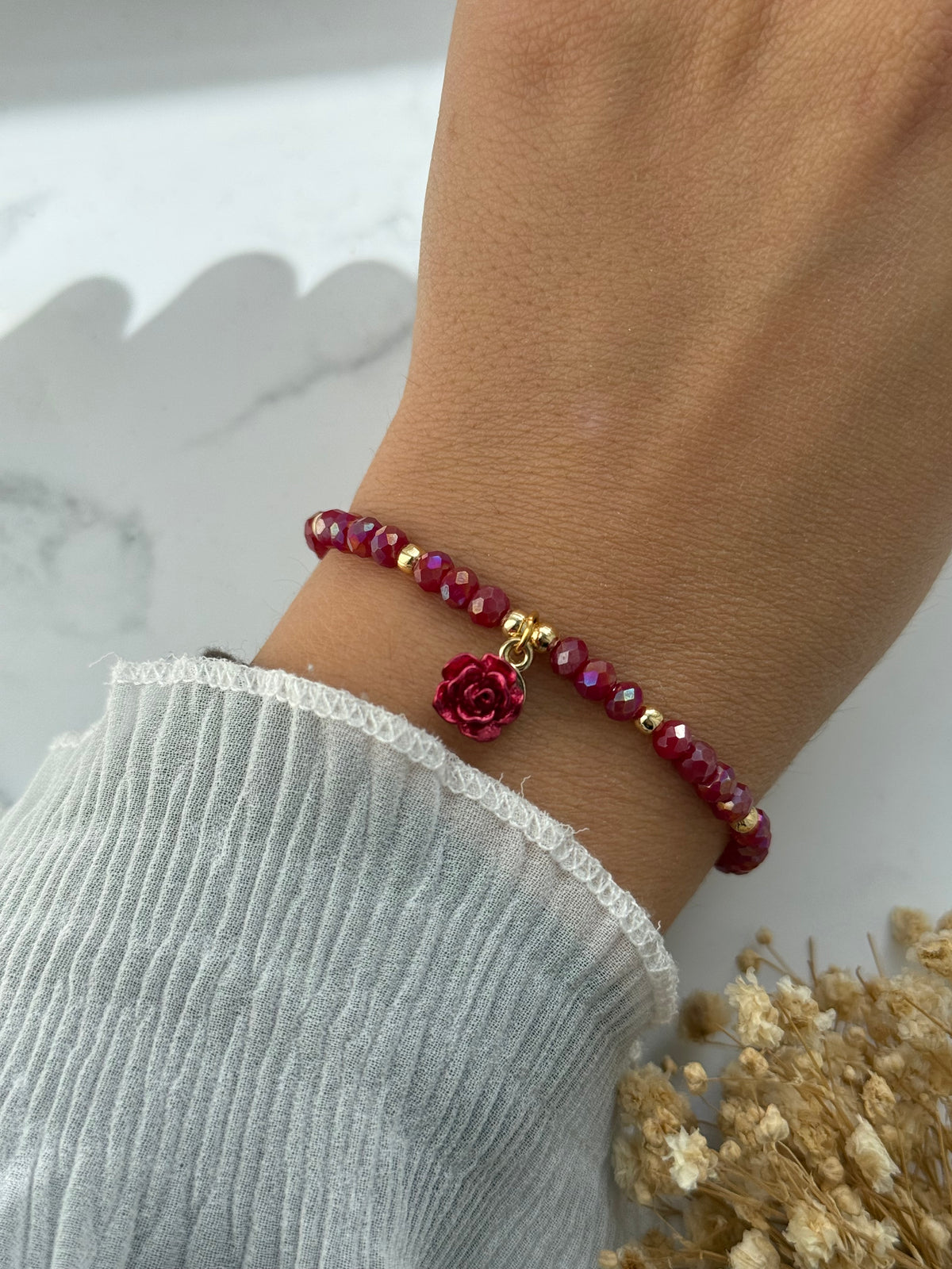Perlenarmband mit Roten Kristallperlen und Goldenen Perlen + Rosen Anhänger - 2368