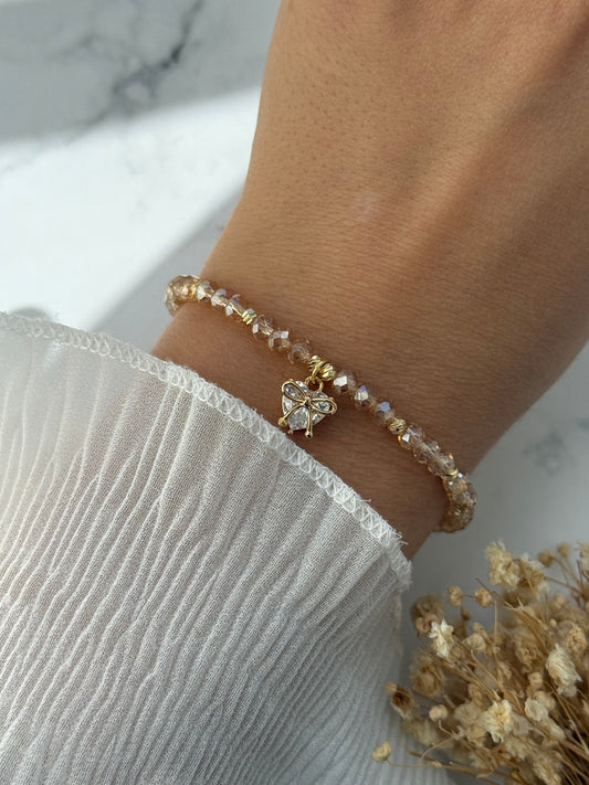 Perlenarmband mit Beigen Kristallperlen und Goldenen Perlen + Herz Schleifen Anhänger - 2393