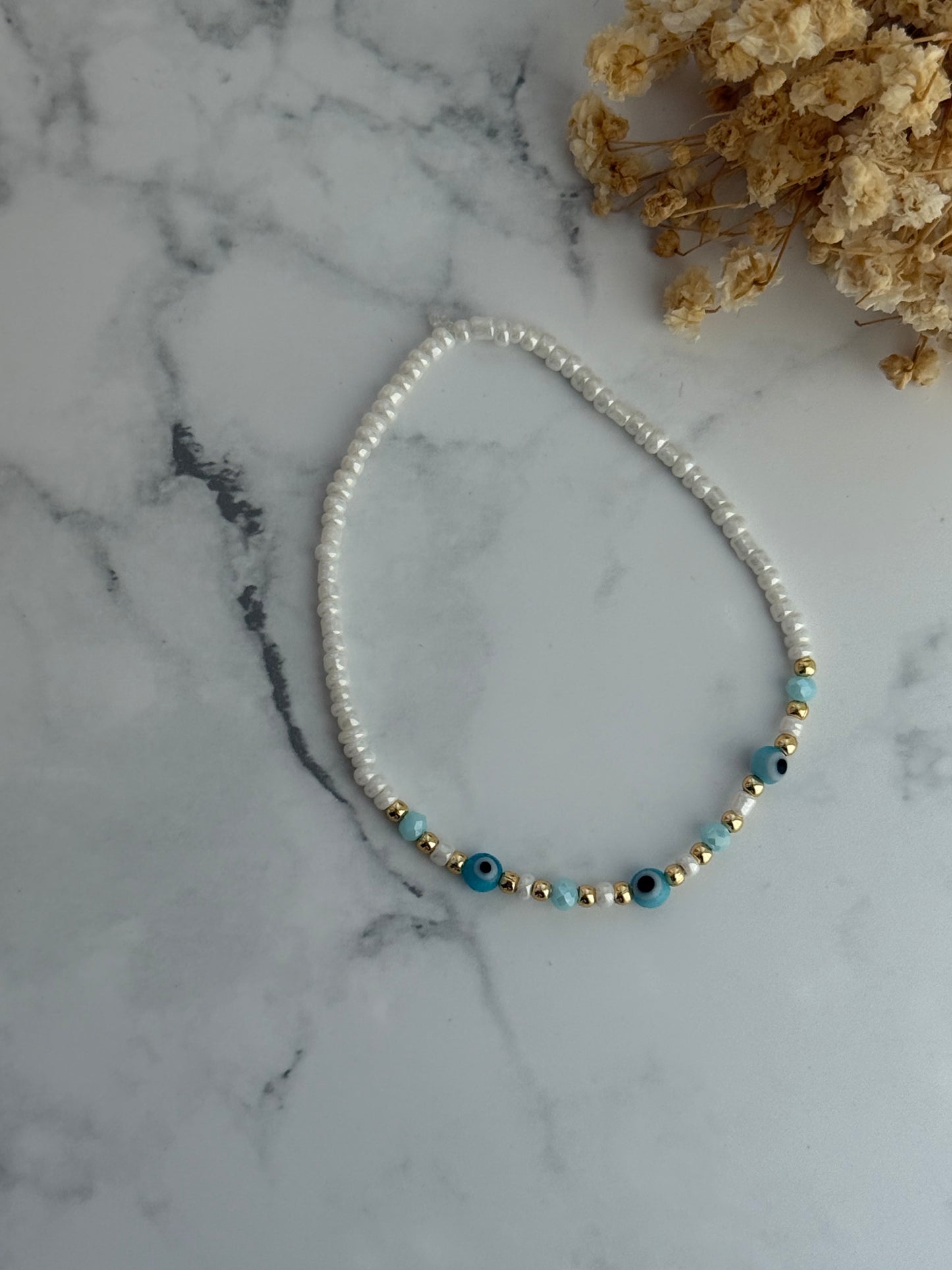 Perlenarmband mit Weißen Perlen, Goldenen Perlen + Nazar Perlen - 2293