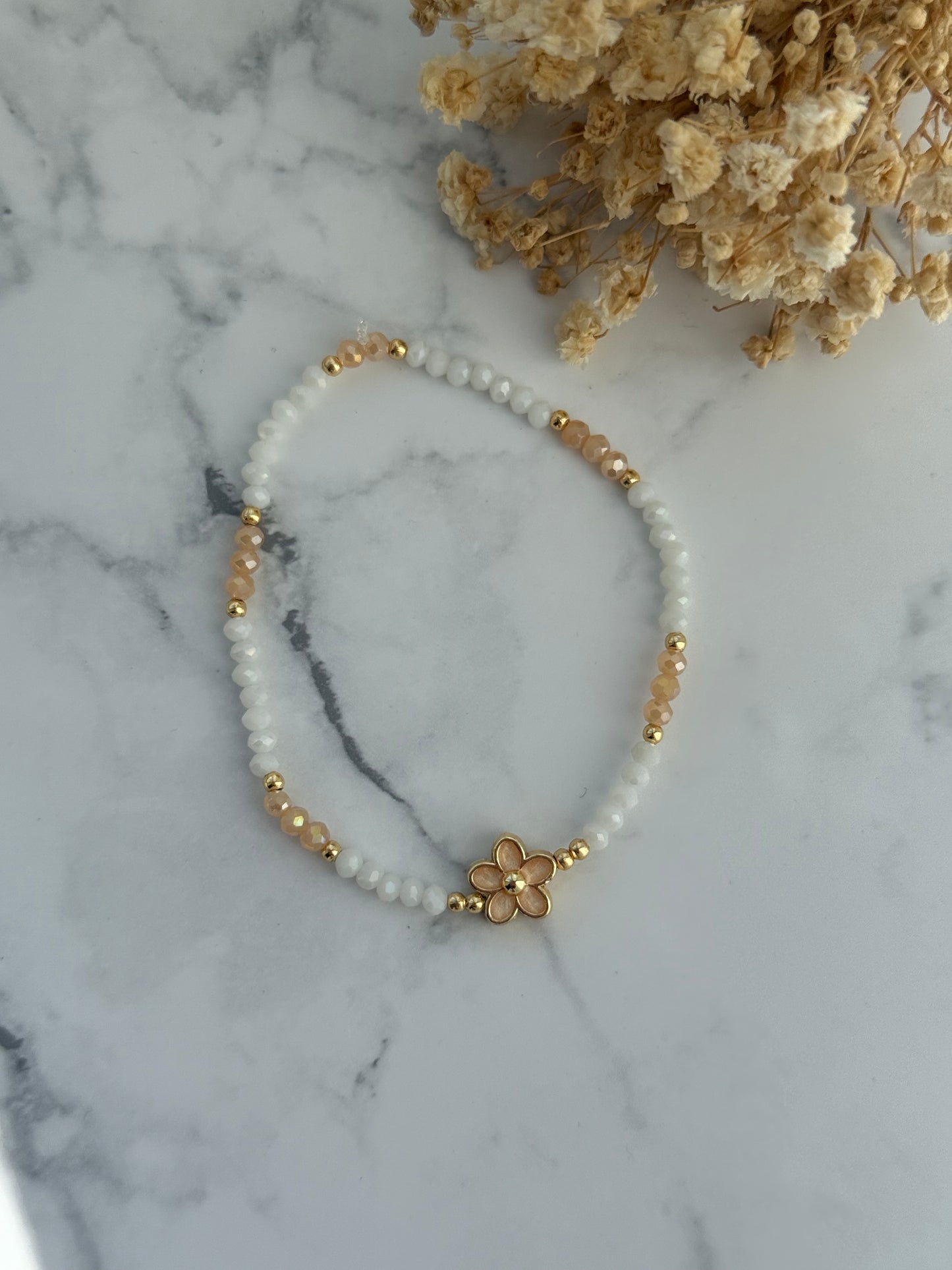 Perlenarmband mit Weißen und Beigen Kristallperlen, Goldenen Perlen + Blumen Anhänger - 2285
