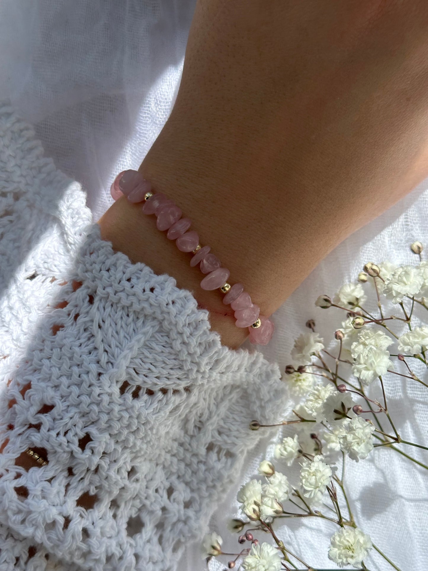 Perlenarmband mit Rosa Natursteinen und goldenen Details -  10748