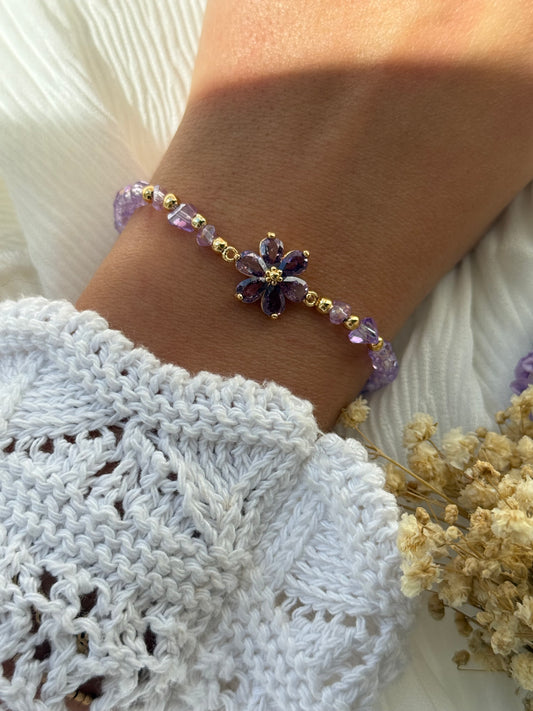Perlenarmband mit Lila Kristallperlen und Goldenen Perlen + Blumen Anhänger - 2245