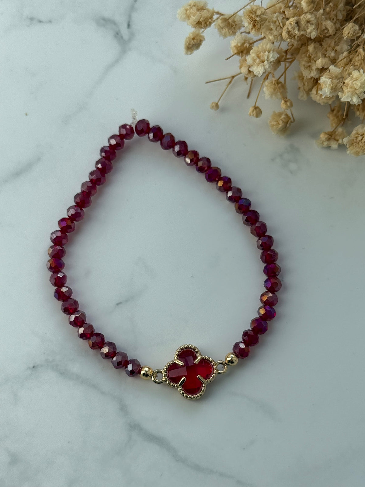 Perlenarmband mit Roten Kristallperlen und Goldenen Perlen + Kleeblatt Anhänger - 2378