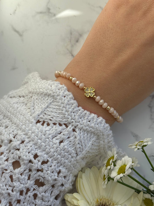 Perlenarmband mit Beigen Kristallperlen und Goldenen Perlen + Zirkonia Kleeblatt Anhänger - 2030