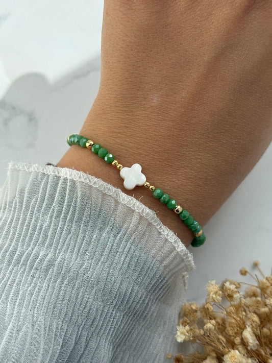 Perlenarmband mit Grünen Kristallperlen und Goldenen Perlen + Perlmutt Kleeblatt - 2371