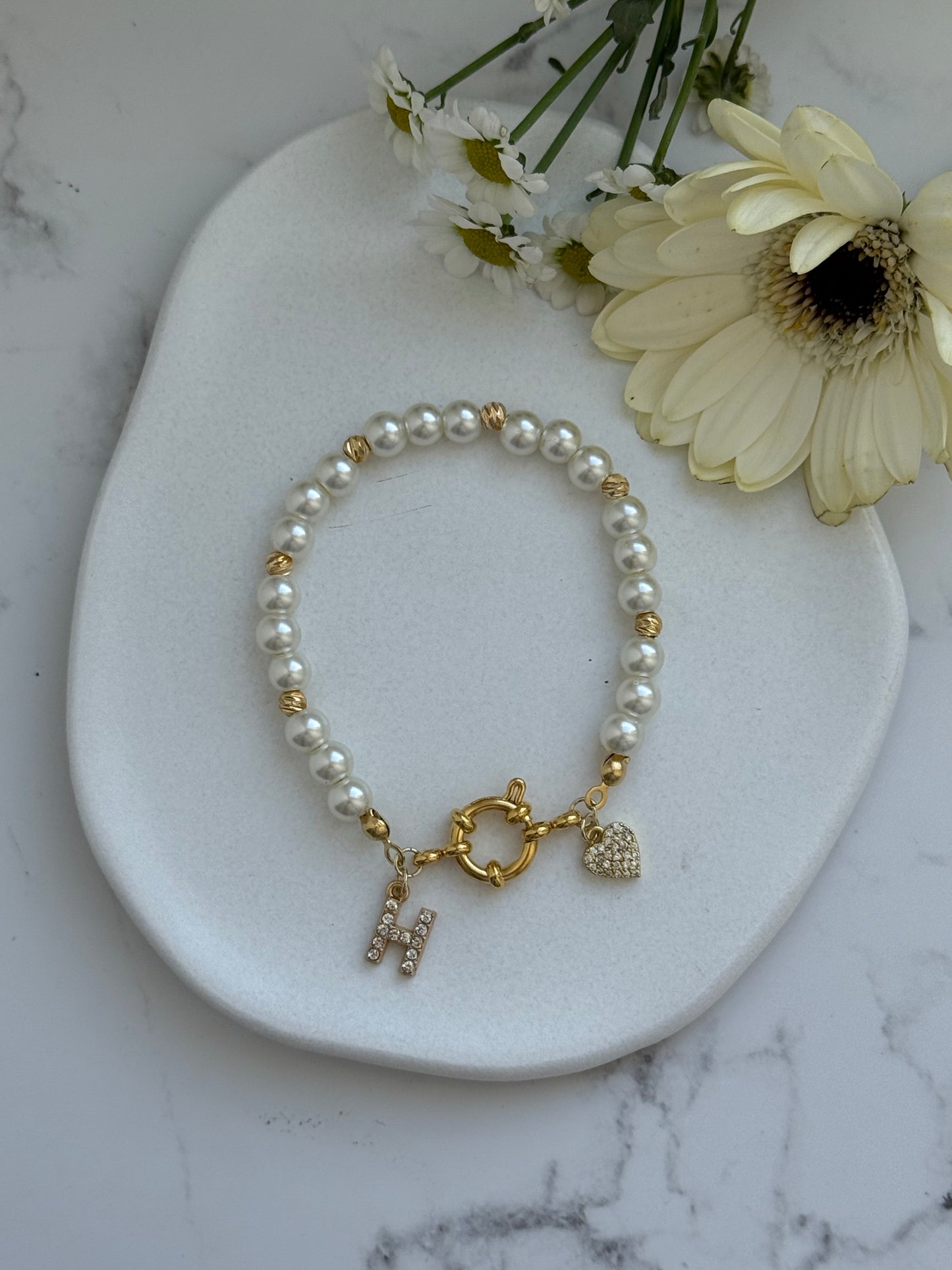 Perlenarmband personalisiert mit Weißen Glasperlen und Goldenen Dorika Perlen + Herz Anhänger - 2076