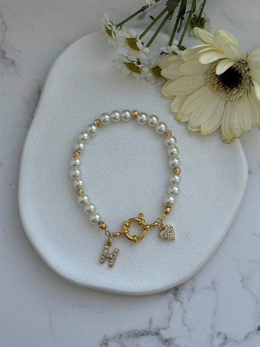 Perlenarmband personalisiert mit Weißen Glasperlen und Goldenen Dorika Perlen + Herz Anhänger - 2076