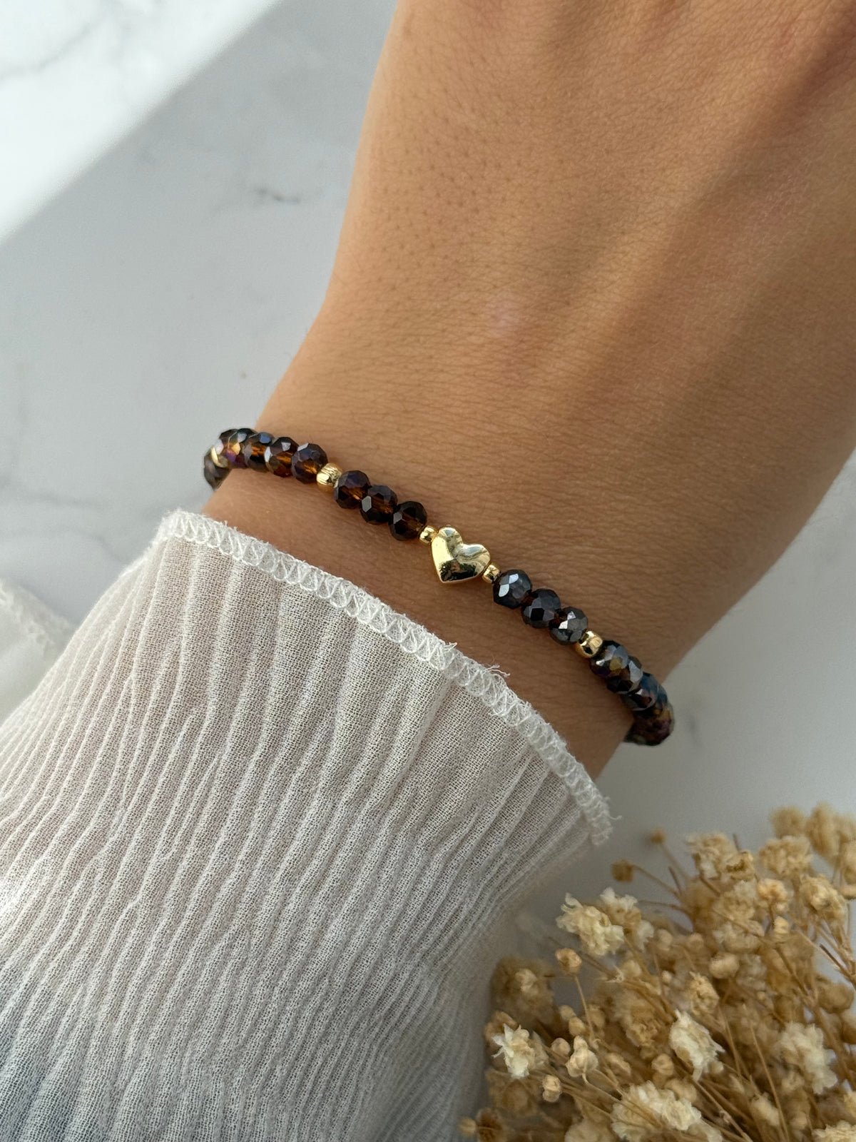 Perlenarmband mit Braunen Kristallperlen und Goldenen Perlen + Herz Anhänger - 2380