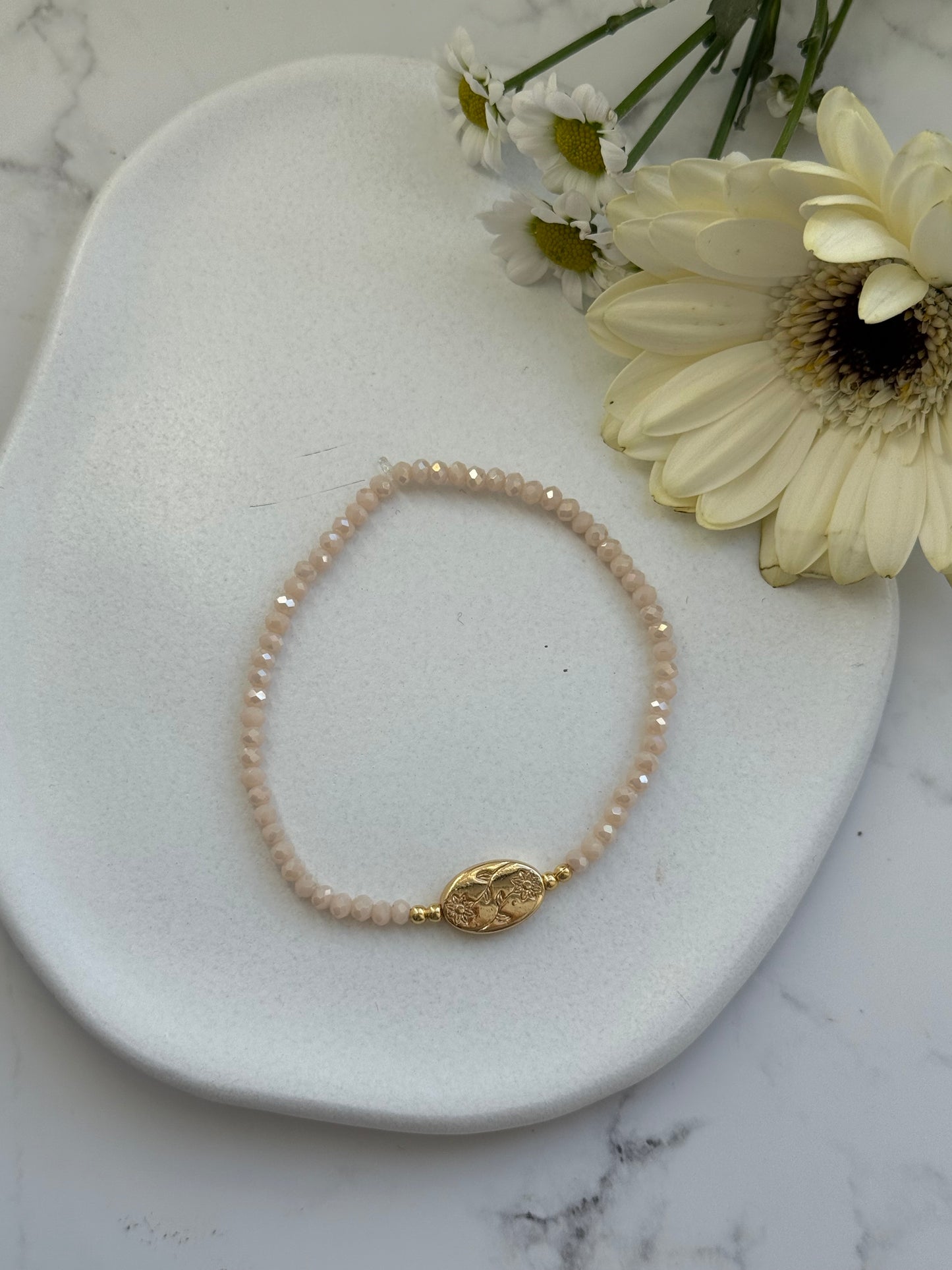 Perlenarmband mit Beigen Kristallperlen und Goldenen Perlen + Blumen Anhänger - 2031