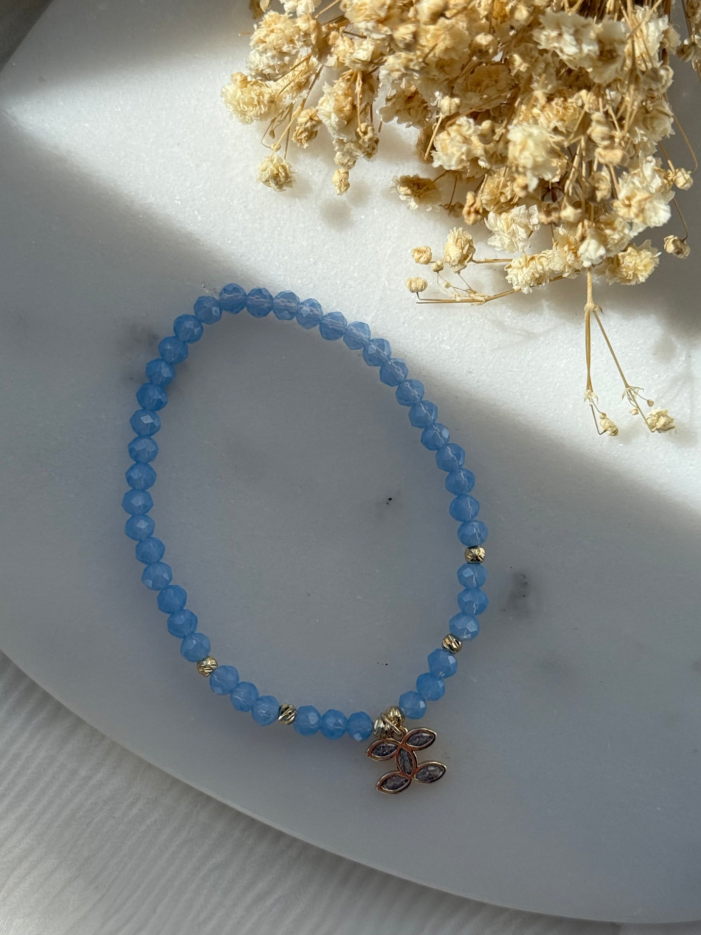 Perlenarmband mit Blauen Kristallperlen und Goldenen Perlen + Anhänger - 2259