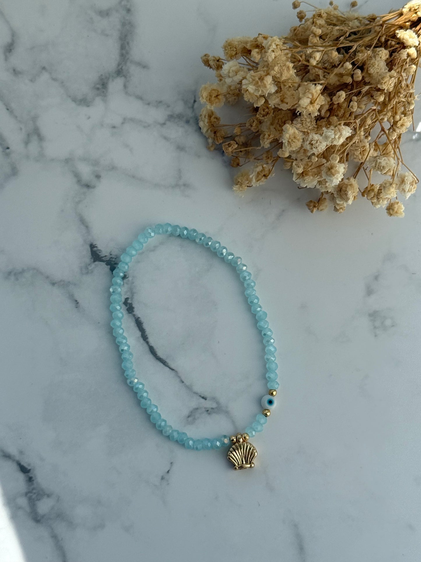Perlenarmband mit Blauen Kristallperlen, Goldenen Perlen + Muschel Anhänger und einer Nazar Perle - 2291