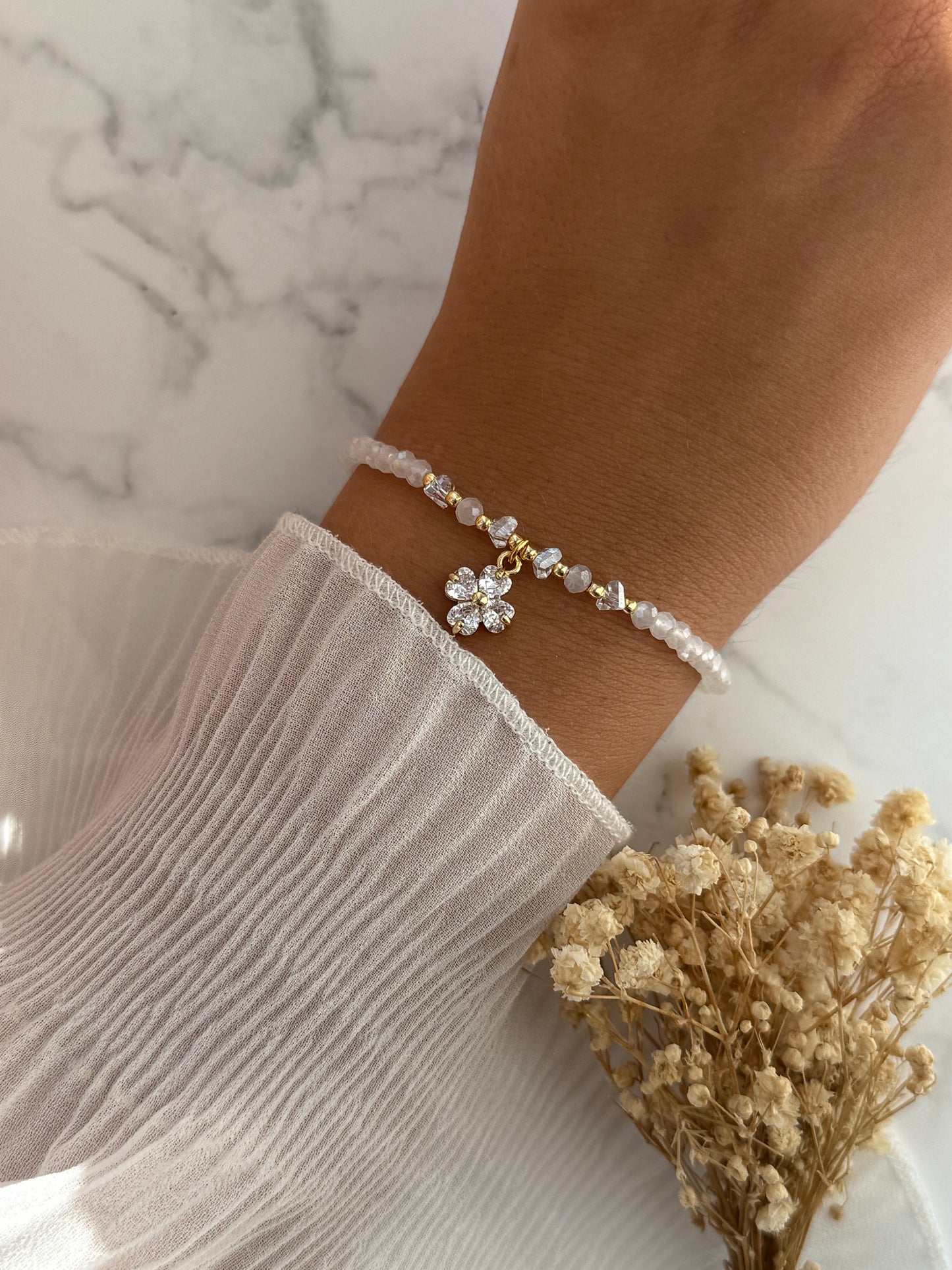 Perlenarmband mit Weißen Kristallperlen, Goldenen Perlen + Kleeblatt Anhänger - 2304