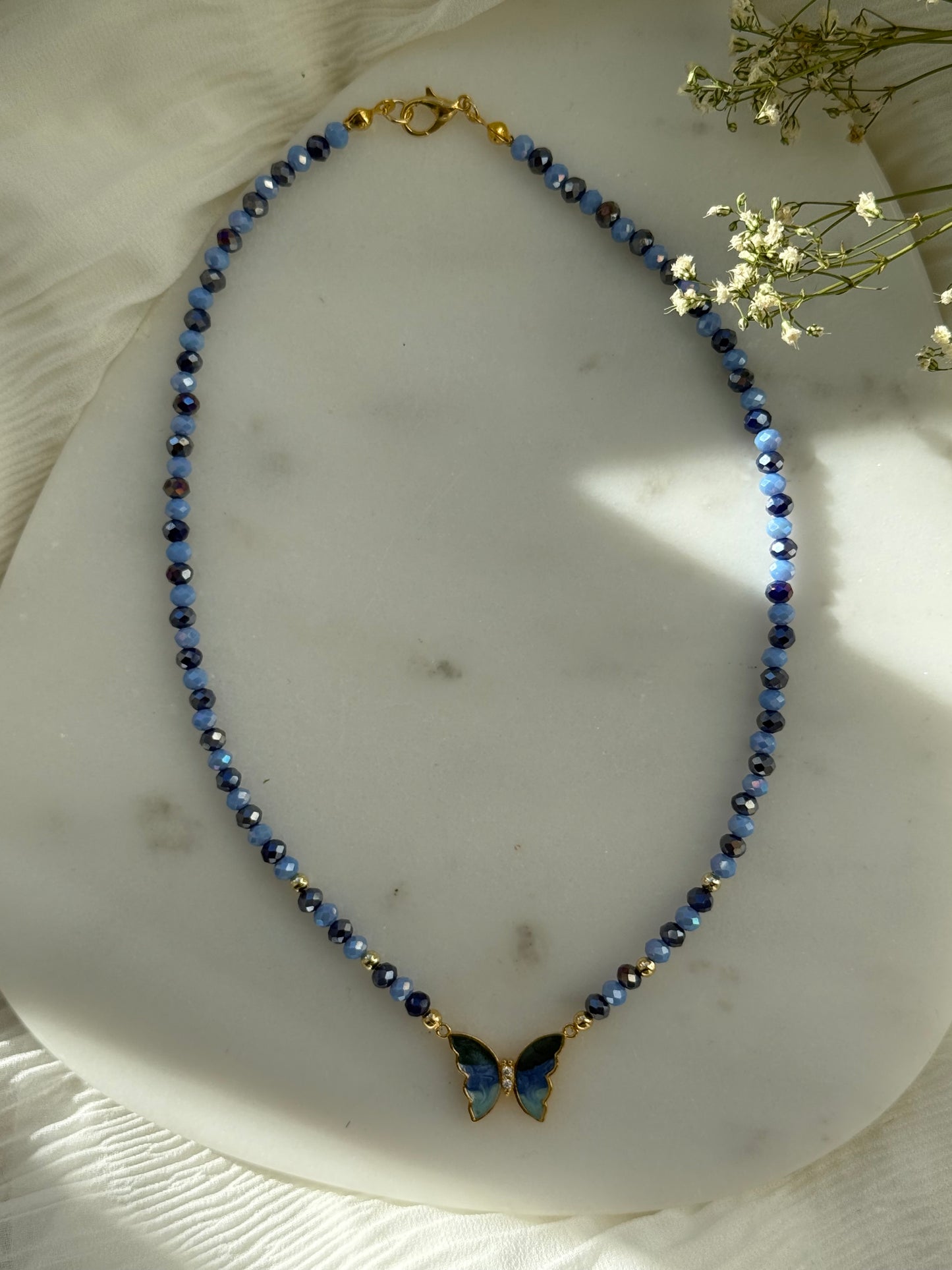 Perlenkette mit Blauen Kristallperlen, Goldenen Perlen + Schmetterling Anhänger - 2156