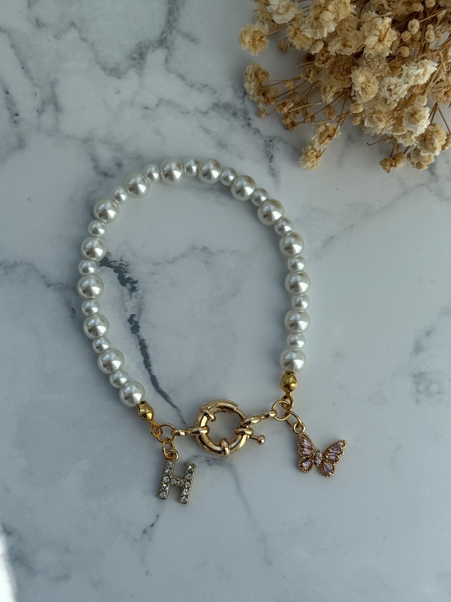 Perlenarmband personalisiert mit Weißen Glasperlen + Schmetterling Anhänger - 2356